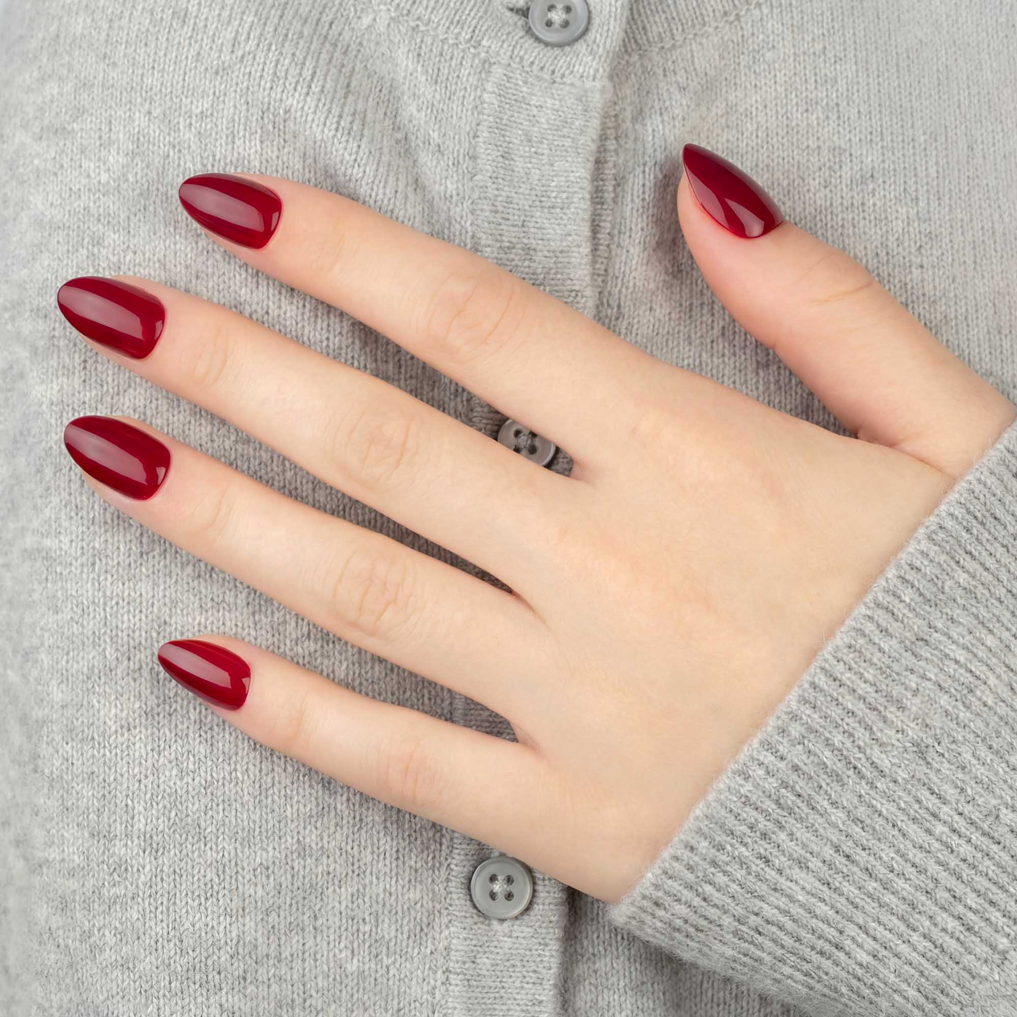 Bordeaux Almond Short press-on lösnaglar i kort almondform med djup vinröd nyans och glansig finish