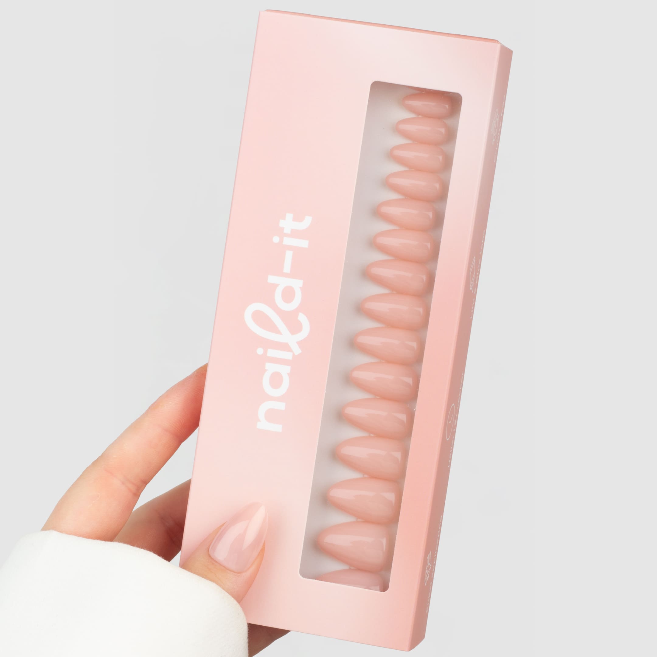 Ballet Blush Almond press-on lösnaglar i almondform med mjuk nude-rosa nyans och glansig finish