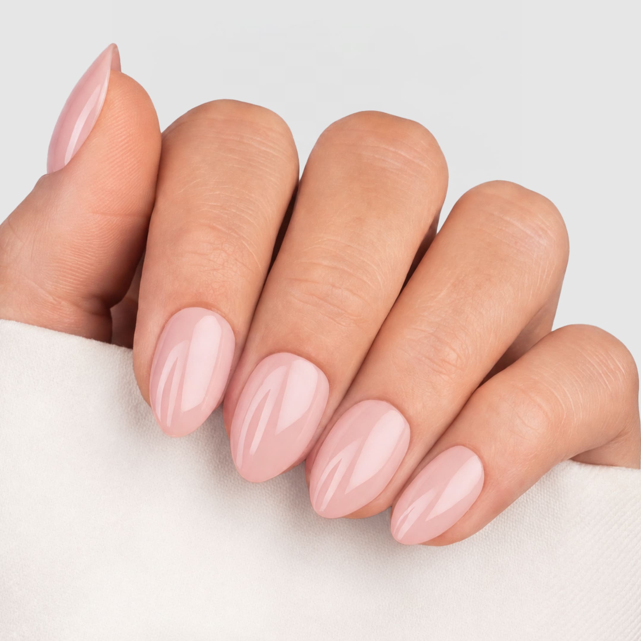 Ballet Blush Almond Short är en mjuk nude-rosa press-on i vår populära kortare almond short-form.
