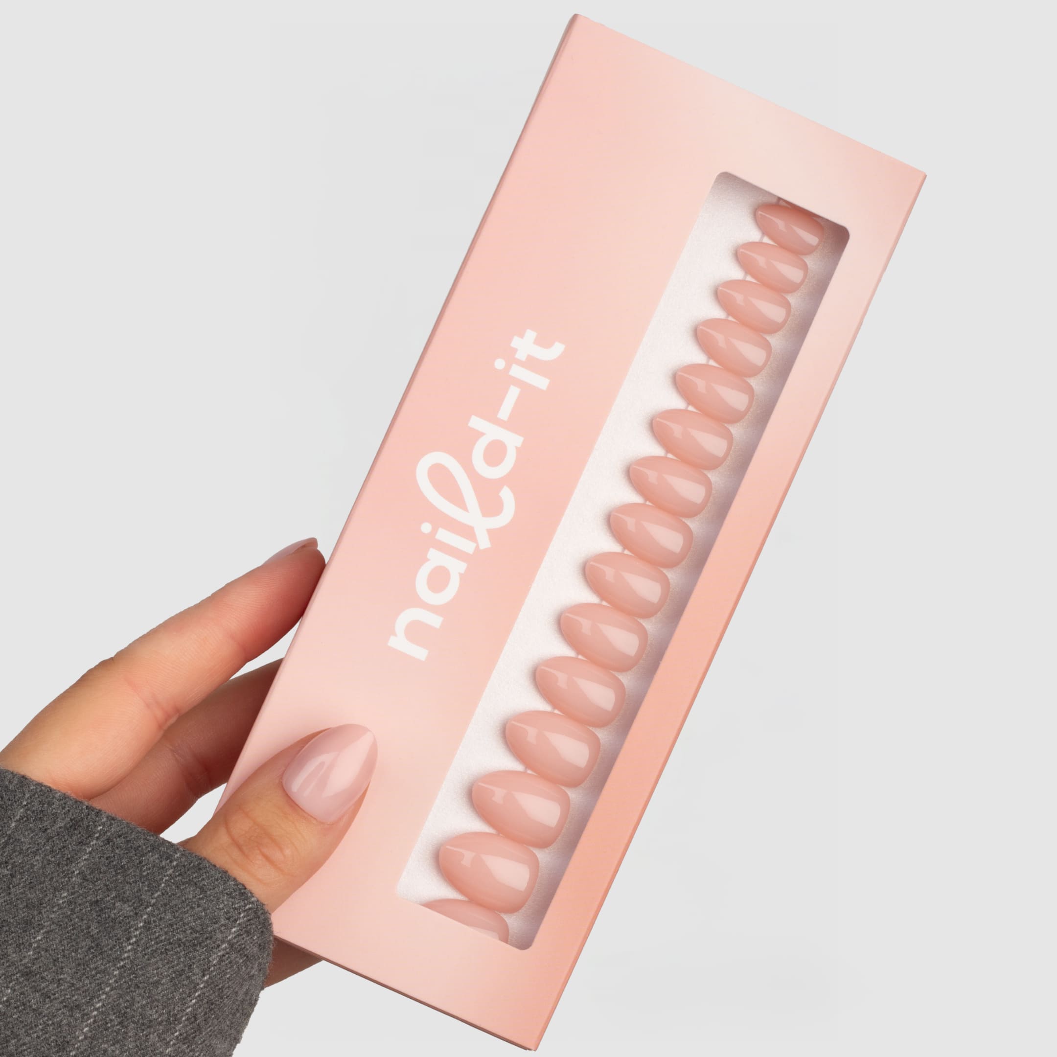 Ballet Blush Almond Short är en mjuk nude-rosa press-on i vår populära kortare almond short-form.