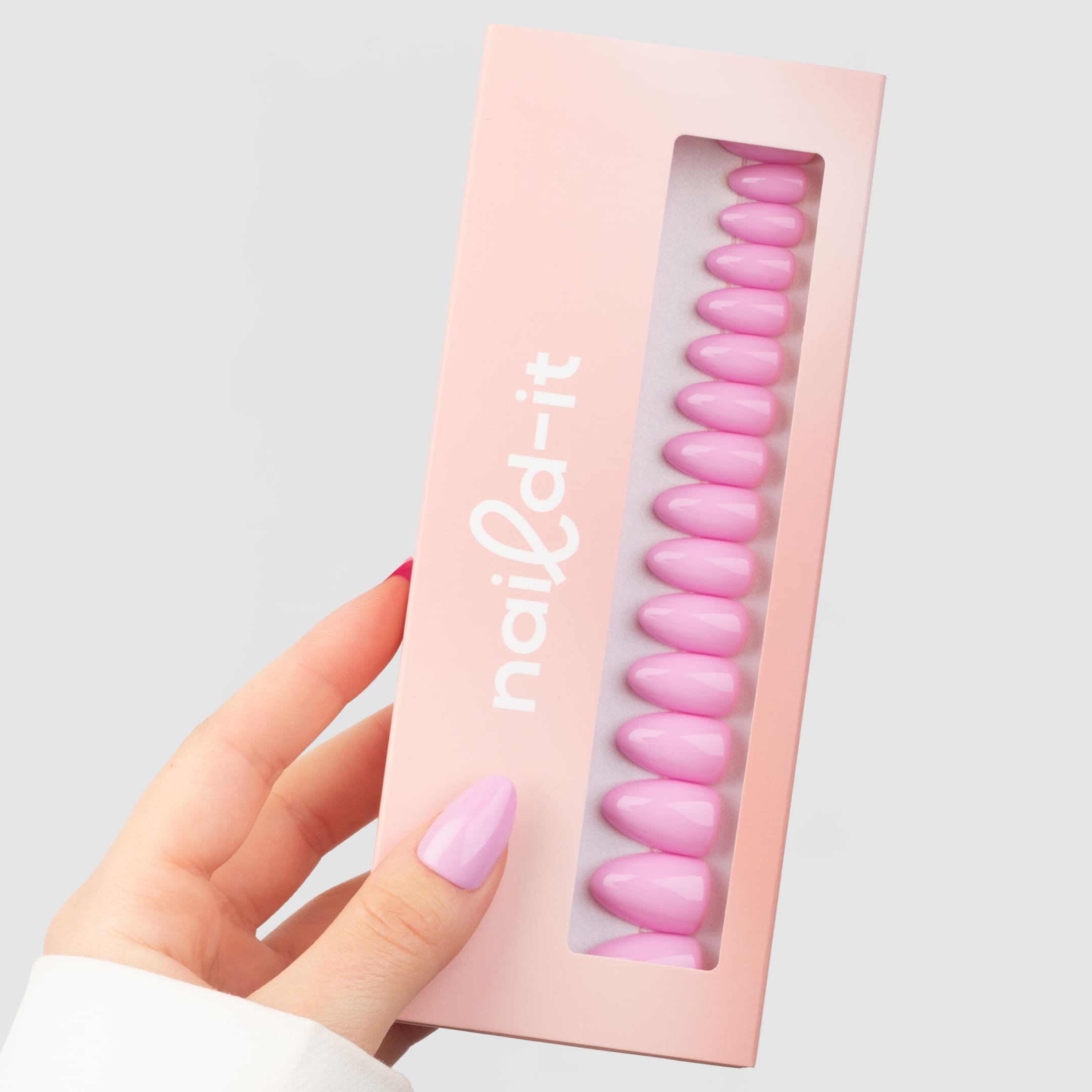 Barbie Almond press-on lösnaglar i almondform med intensiv rosa nyans och spegelblank finish