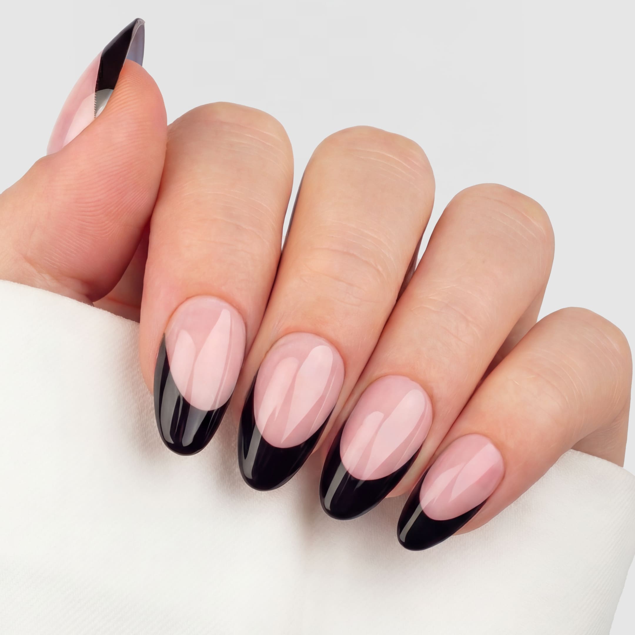 Svart fransk manikyr i Almondform. Press-on lösnaglar från Naild-it.