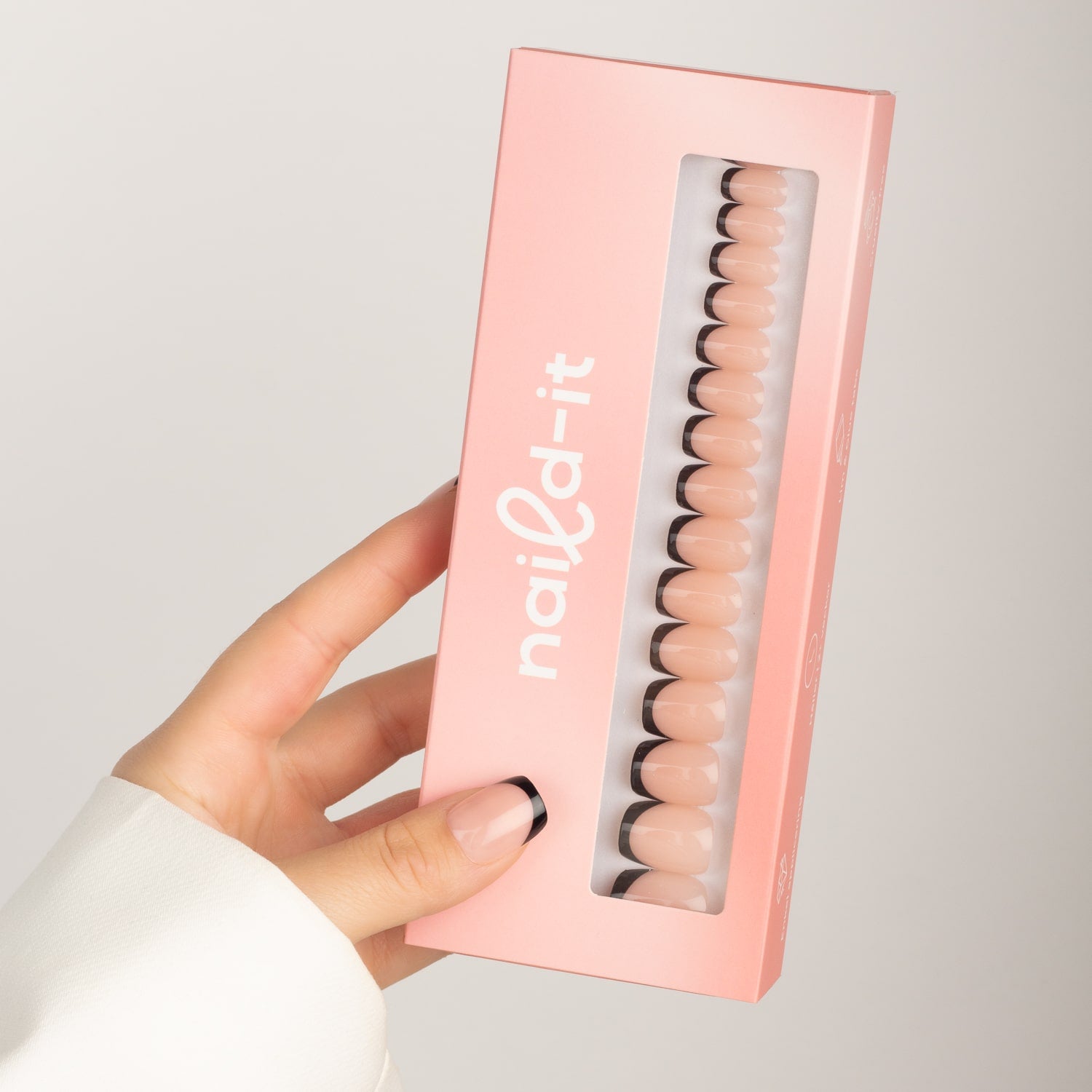 Svarta French Tip Square press-on naglar med svart fransk tipp i rak square-form