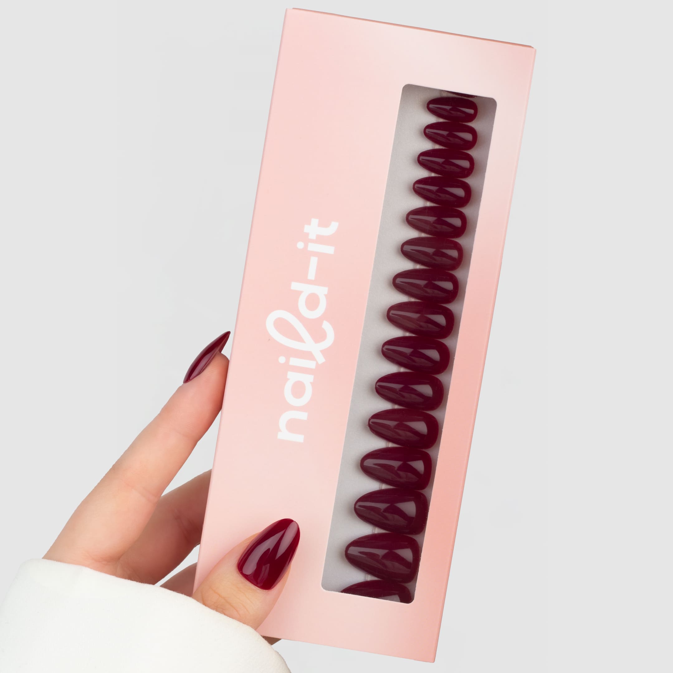 Bordeaux Almond – vinröda press on naglar i almond-form visade i naturligt ljus