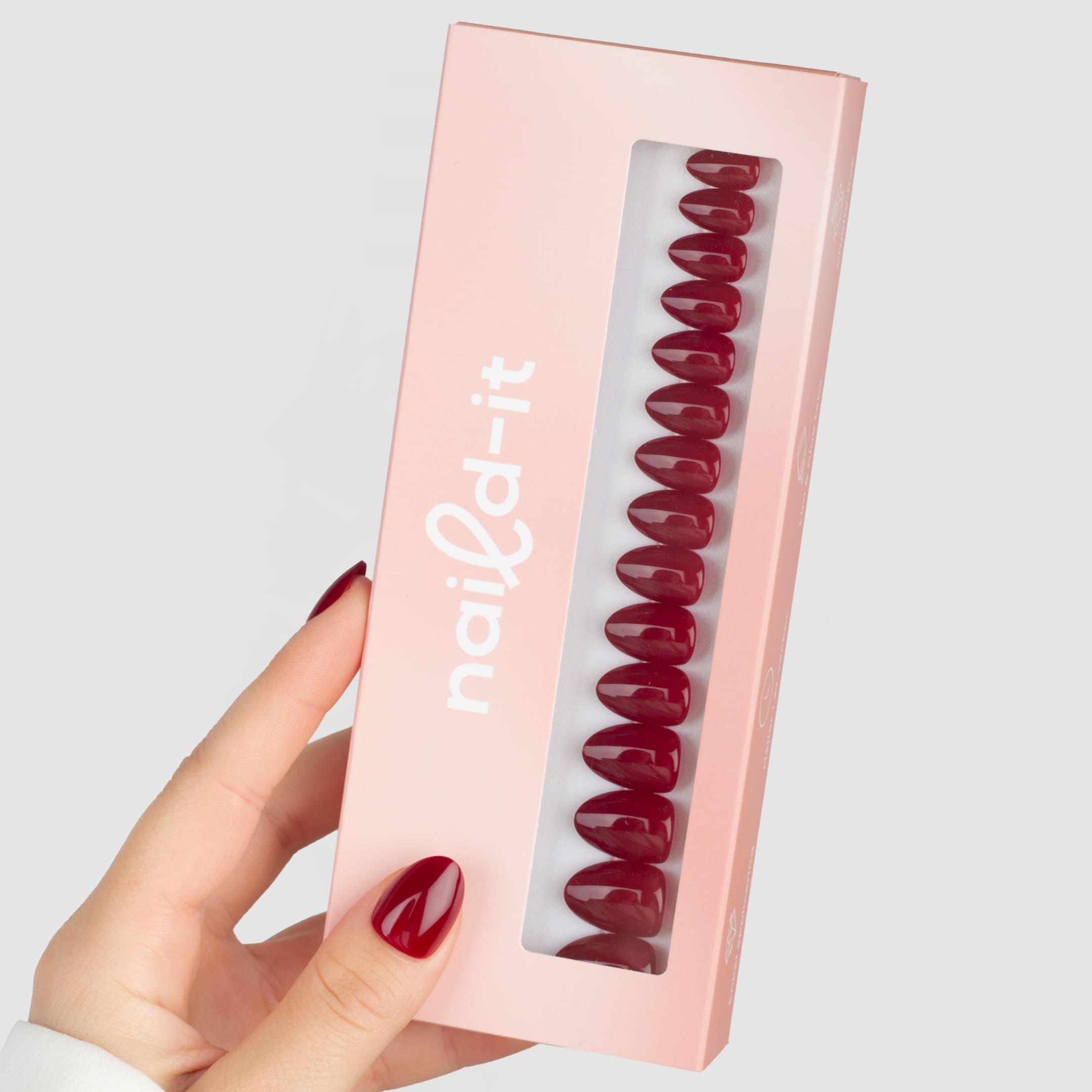 Bordeaux Almond Short press-on lösnaglar i kort almondform med djup vinröd nyans och glansig finish