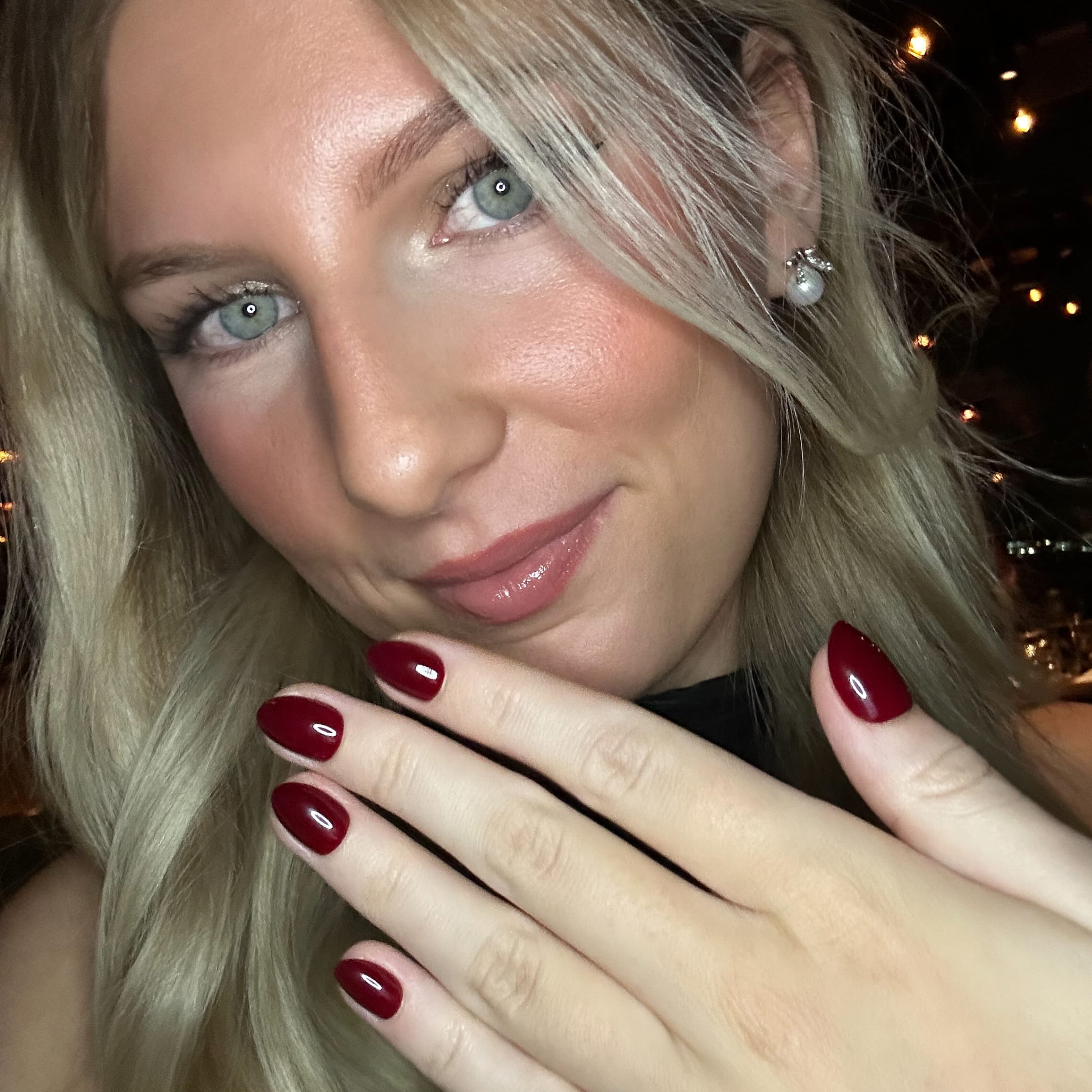 Bordeaux Almond Short press-on lösnaglar i kort almondform med djup vinröd nyans och glansig finish