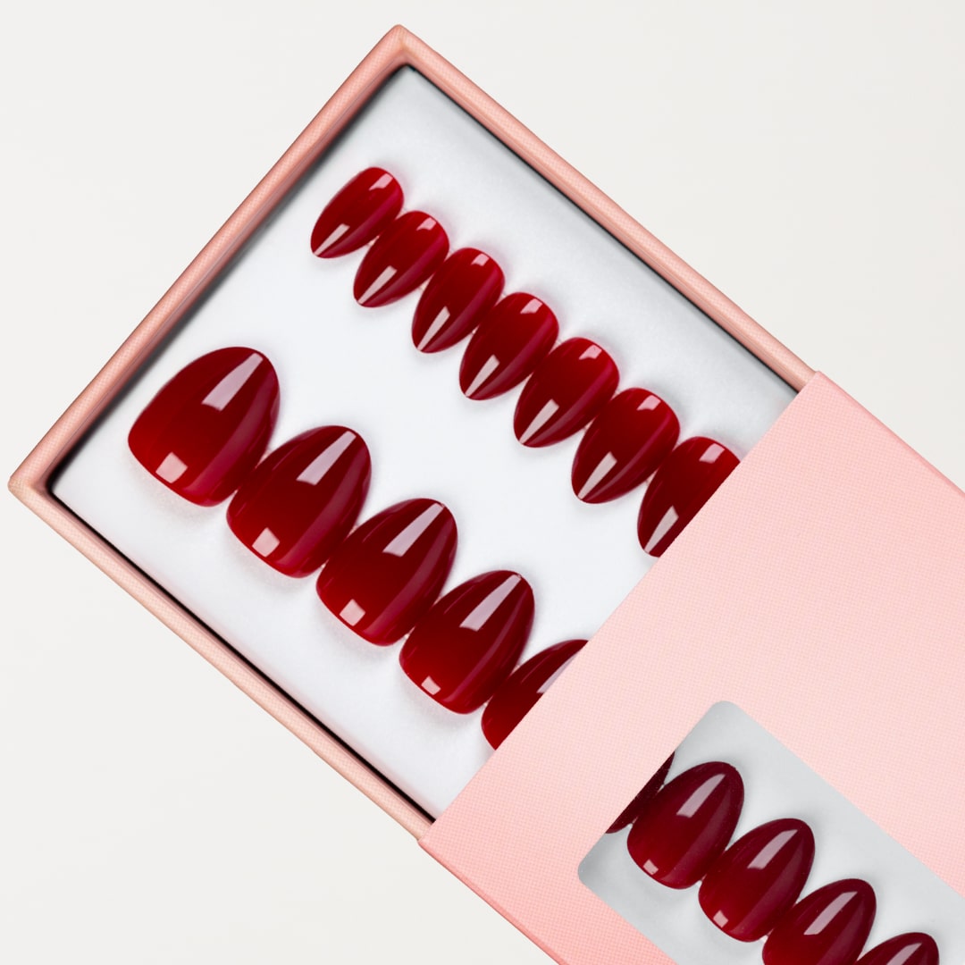 Vinröda press-on naglar i kort almond-form – elegant och tidlös look.