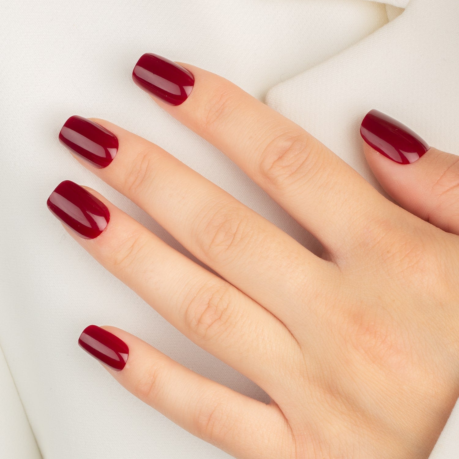 Bordeaux Square press-on naglar i djup vinröd nyans med glansig finish i rak square-form