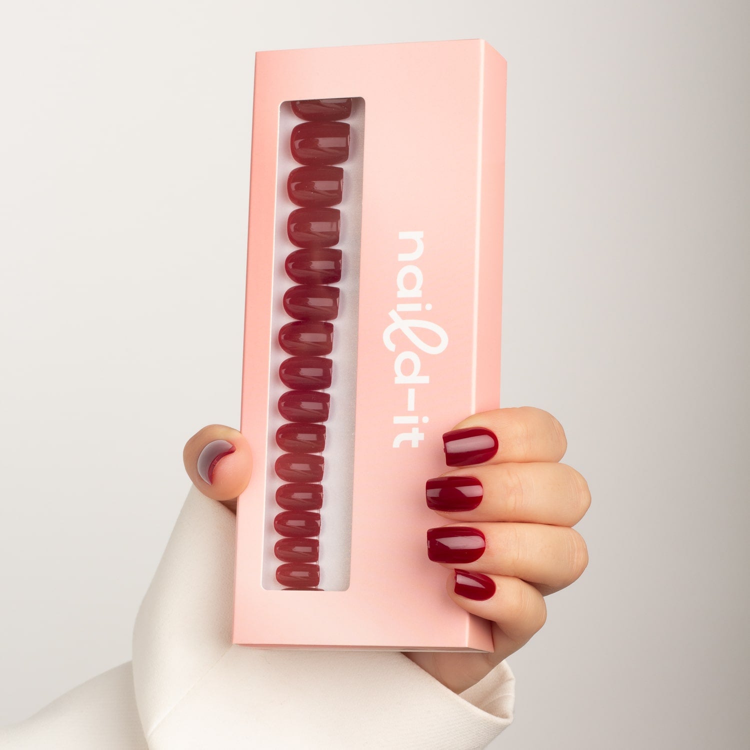 Bordeaux Square press-on naglar i djup vinröd nyans med glansig finish i rak square-form