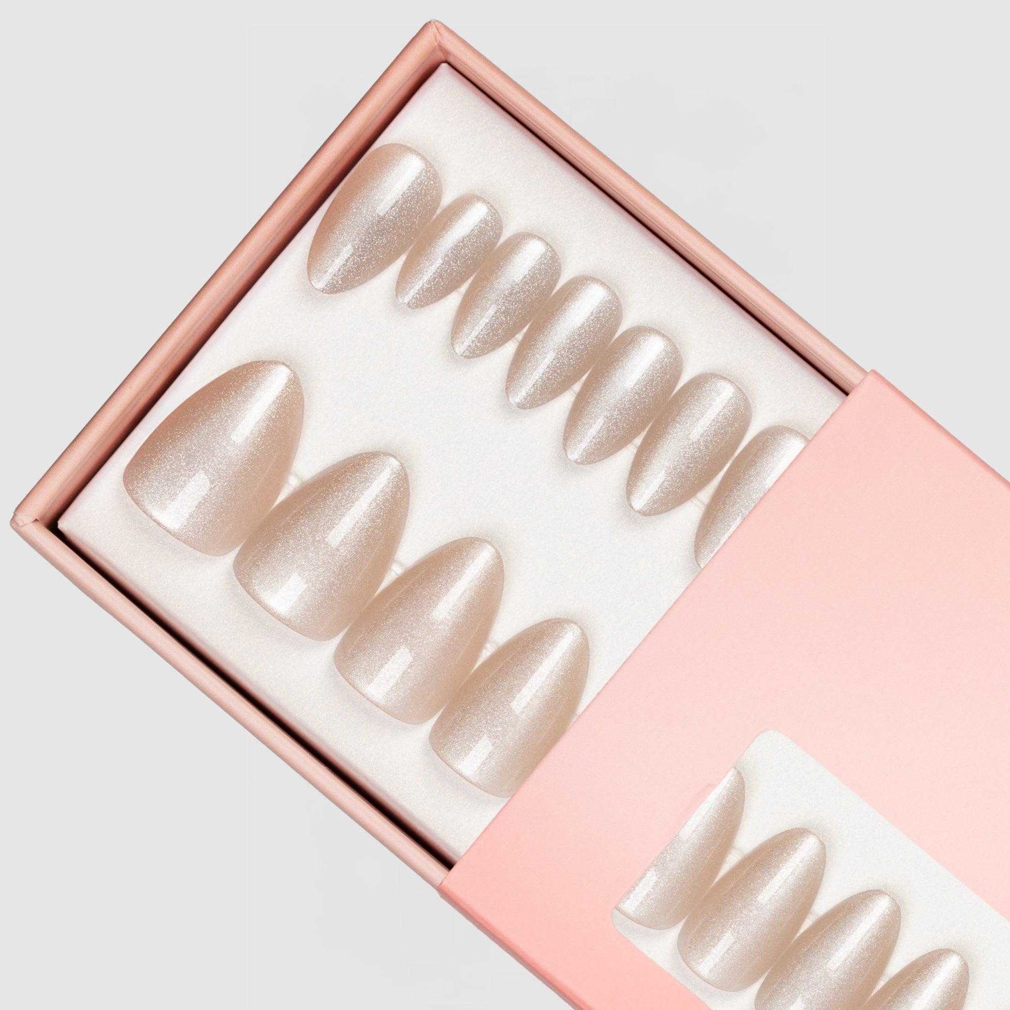 Cat Eye Cava Almond press-on lösnaglar i almondform med champagnebeige nyans och skimrande cat eye-effekt