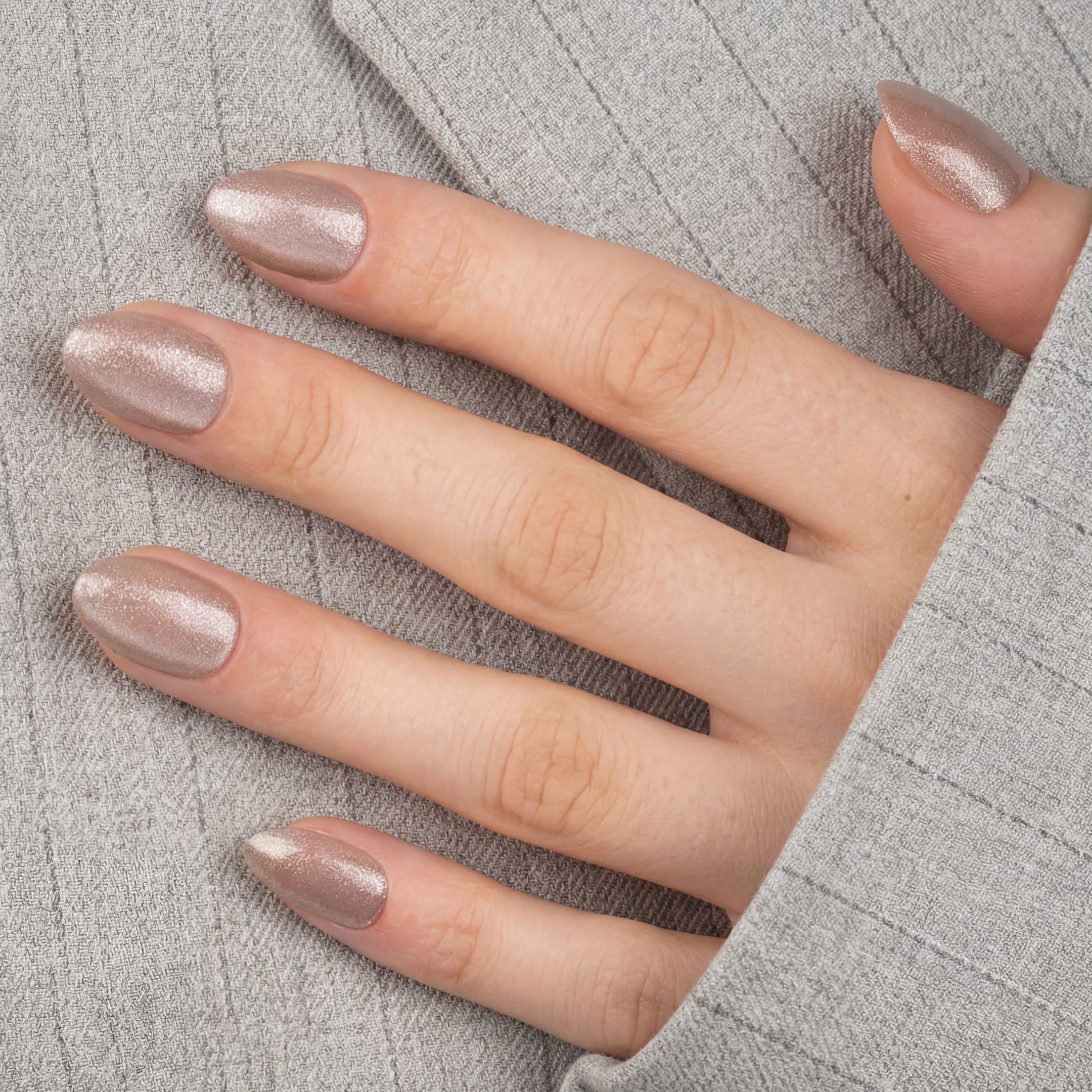 Nyhet! Cat Eye Cava Almond Short är en mjuk champagnebeige press-on i vår almond short-form, där vår bästsäljare Cat Eye Cava nu finns i en mer lättburen och naturlig längd.