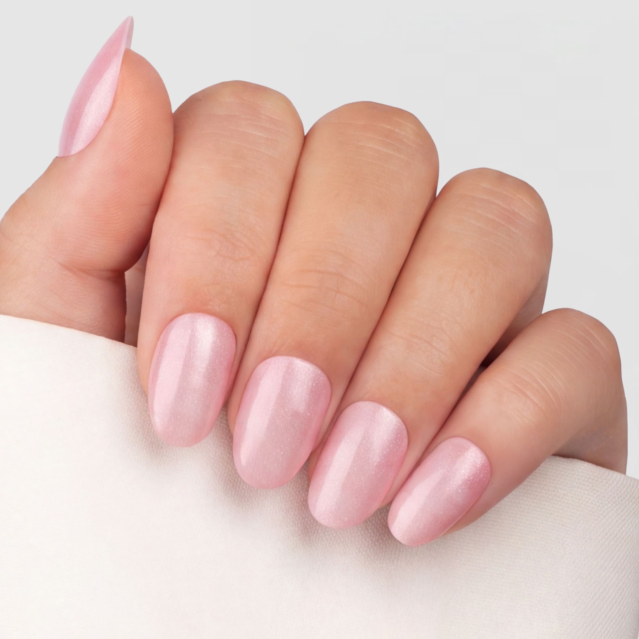 Cat Eye Crystal Pink Oval är en press-on i vår naturliga oval-form, med en kall rosa nyans och ett intensivt kristalliknande skimmer.