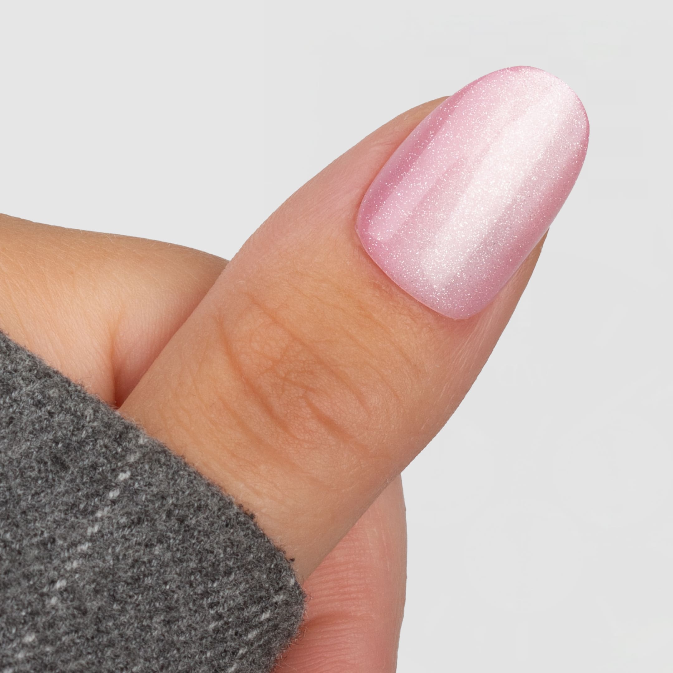 Cat Eye Crystal Pink Oval är en press-on i vår naturliga oval-form, med en kall rosa nyans och ett intensivt kristalliknande skimmer.