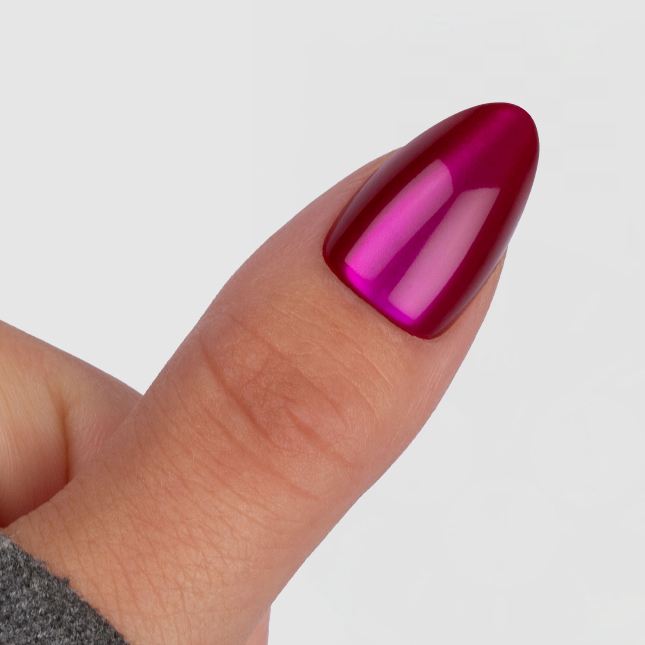 Cat Eye Hot Pink Almond är press-on naglar i vår klassiska almond-form, i en intensiv lila/rosa nyans med en skimrande cat eye-effekt.