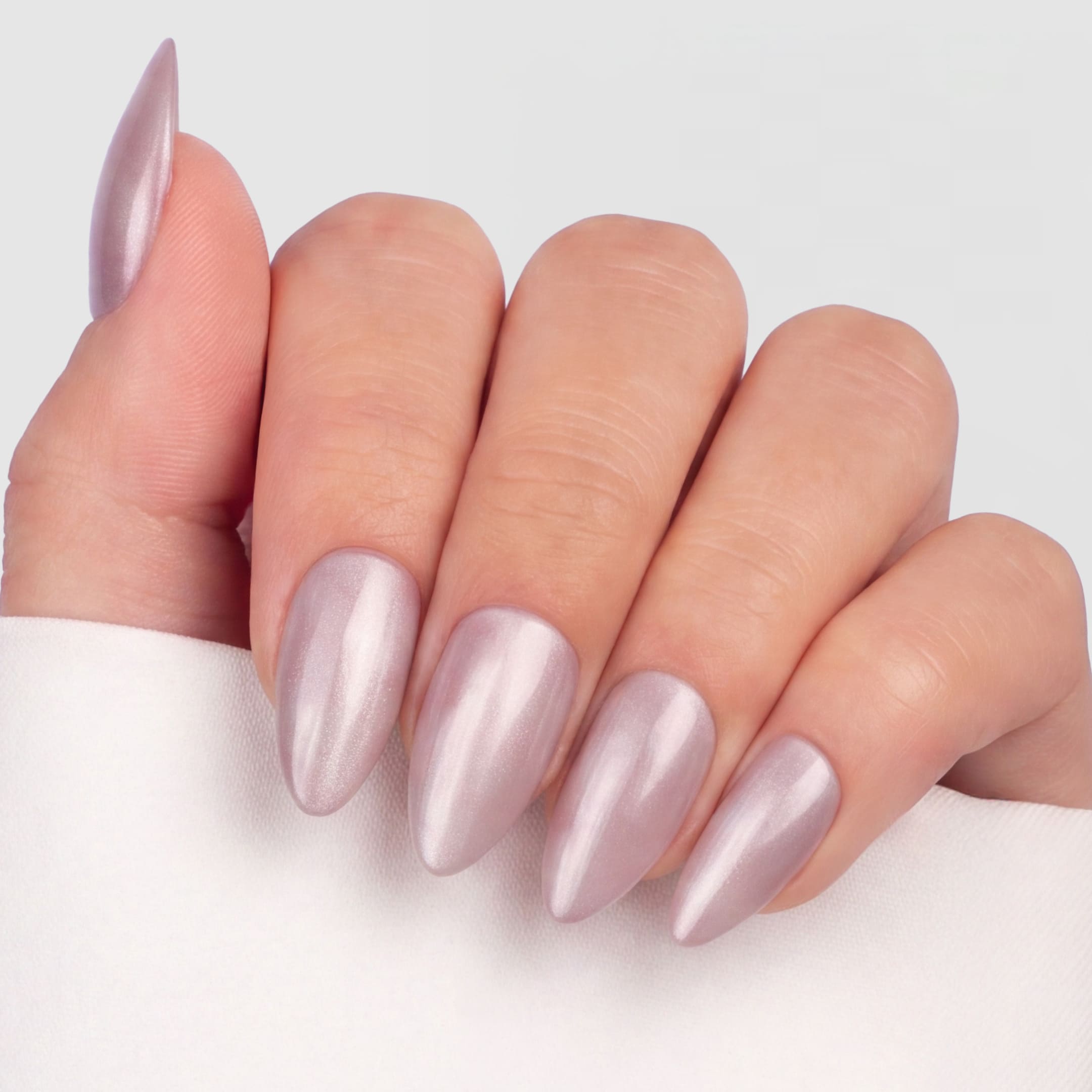 Cat Eye London Fog Almond är skimrande press-ons med cat eye-effekt i vår klassiska almond-form.