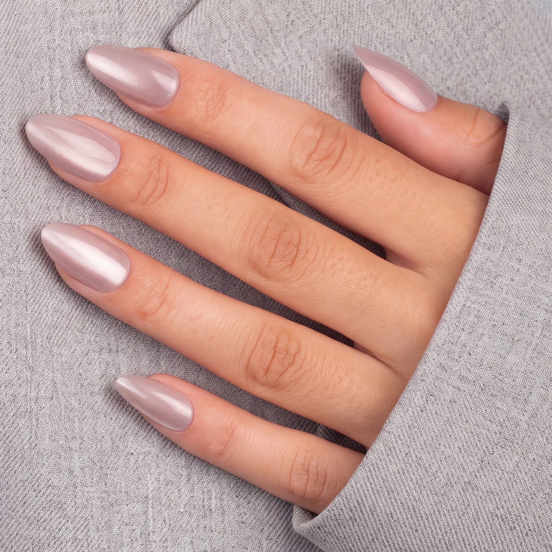 Cat Eye London Fog Almond är skimrande press-ons med cat eye-effekt i vår klassiska almond-form.
