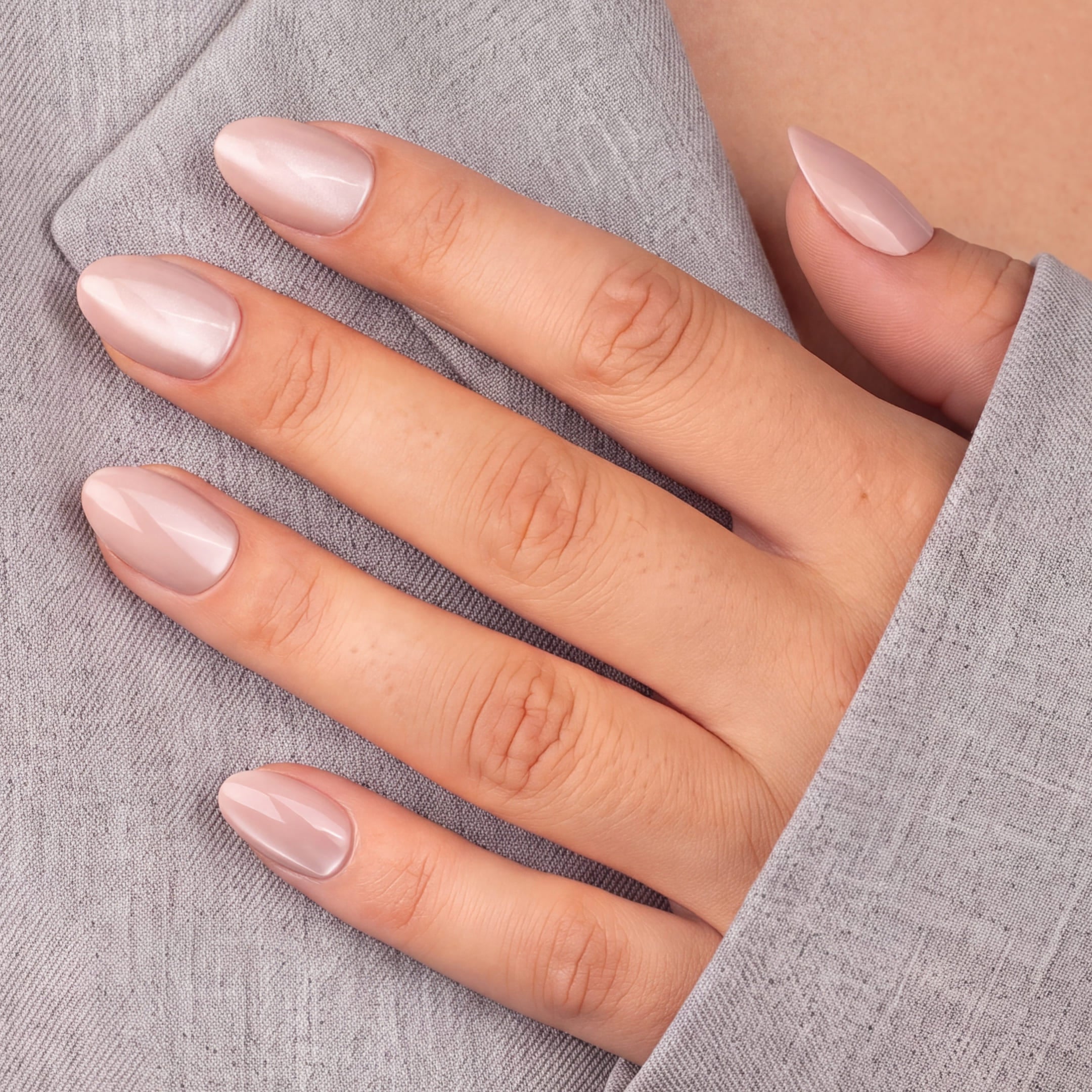 Cat Eye Nude Almond Short är press-ons i vår populära almond short-form, i en mjuk nude-nyans med skimrande cat eye-effekt.
