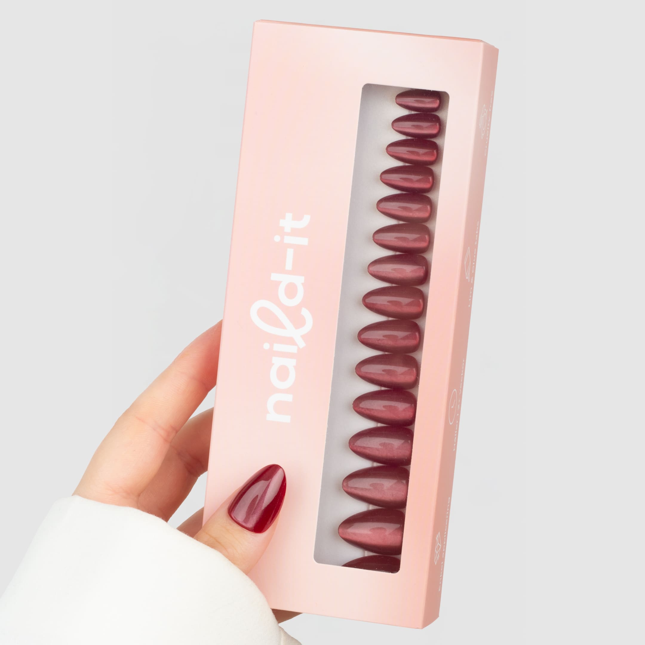 Cat Eye Ruby Almond press-on lösnaglar i almondform med djup röd nyans och skimrande cat eye-effekt