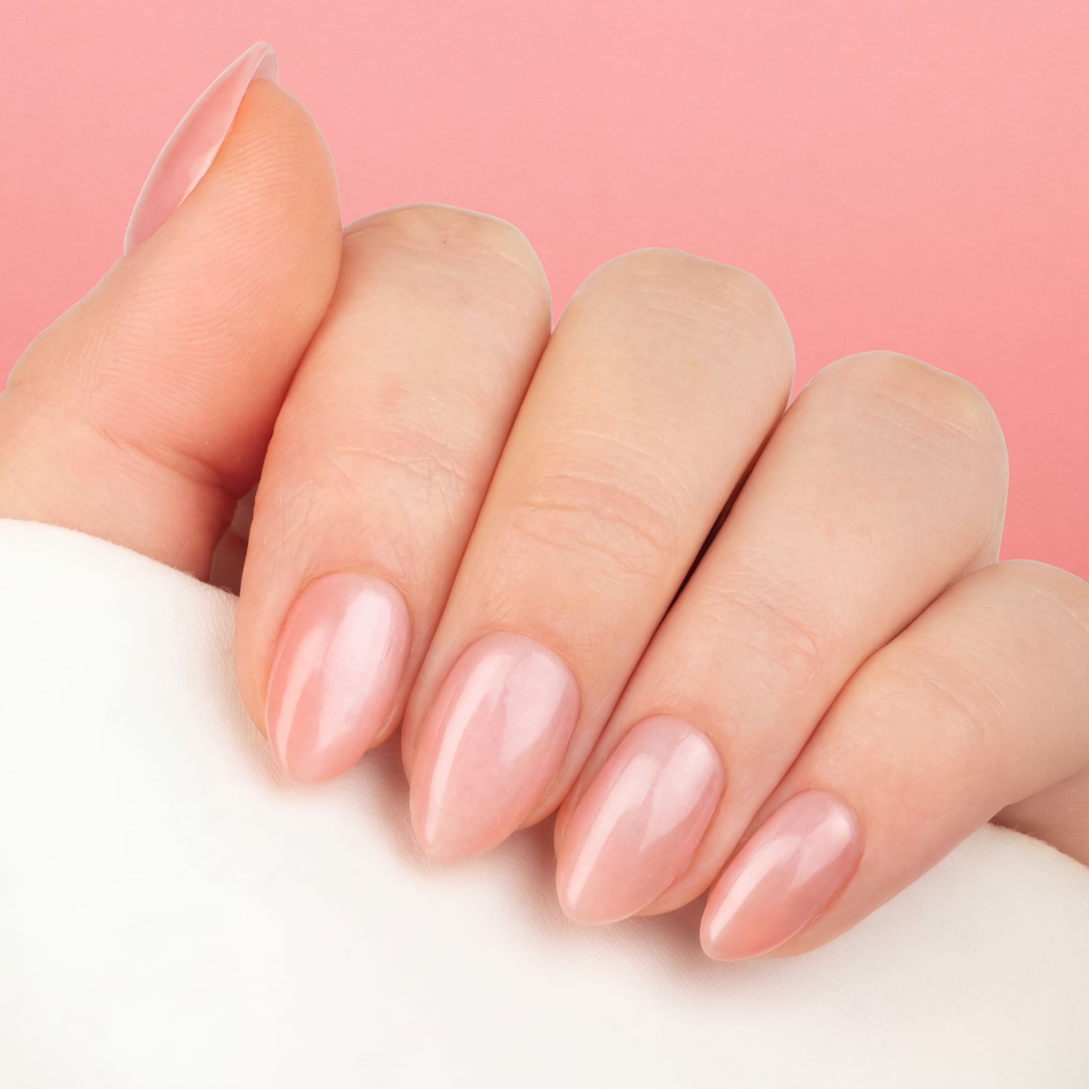 Nyhet! Cat Eye Strawberry Almond Short är en kort press-on i vår populära almond short-form, där vår bästsäljare Strawberry Cat Eye nu finns i en mer lättburen och naturlig längd.