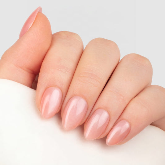 Nyhet! Cat Eye Strawberry Almond Short är en kort press-on i vår populära almond short-form, där vår bästsäljare Strawberry Cat Eye nu finns i en mer lättburen och naturlig längd.