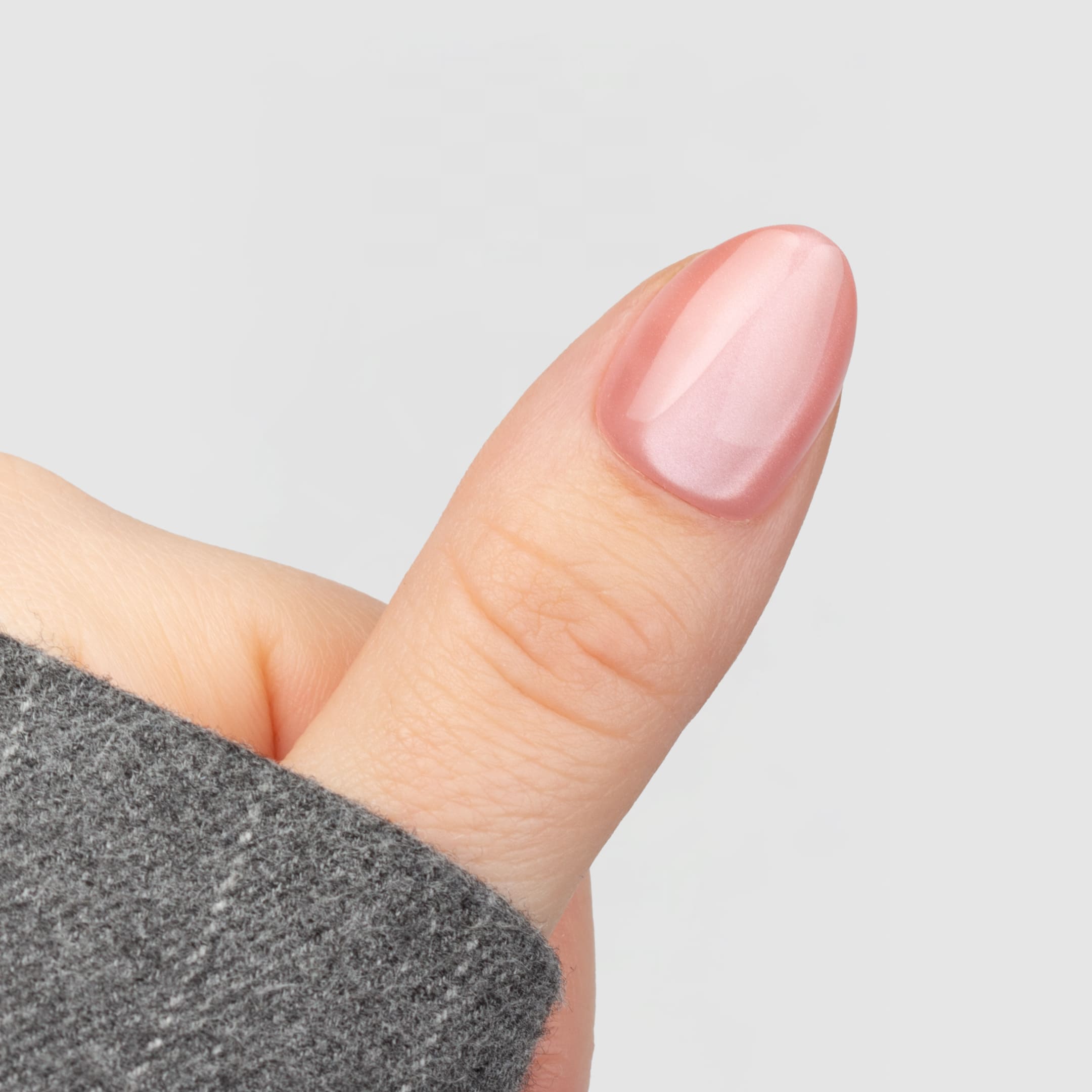 Nyhet! Cat Eye Strawberry Almond Short är en kort press-on i vår populära almond short-form, där vår bästsäljare Strawberry Cat Eye nu finns i en mer lättburen och naturlig längd.