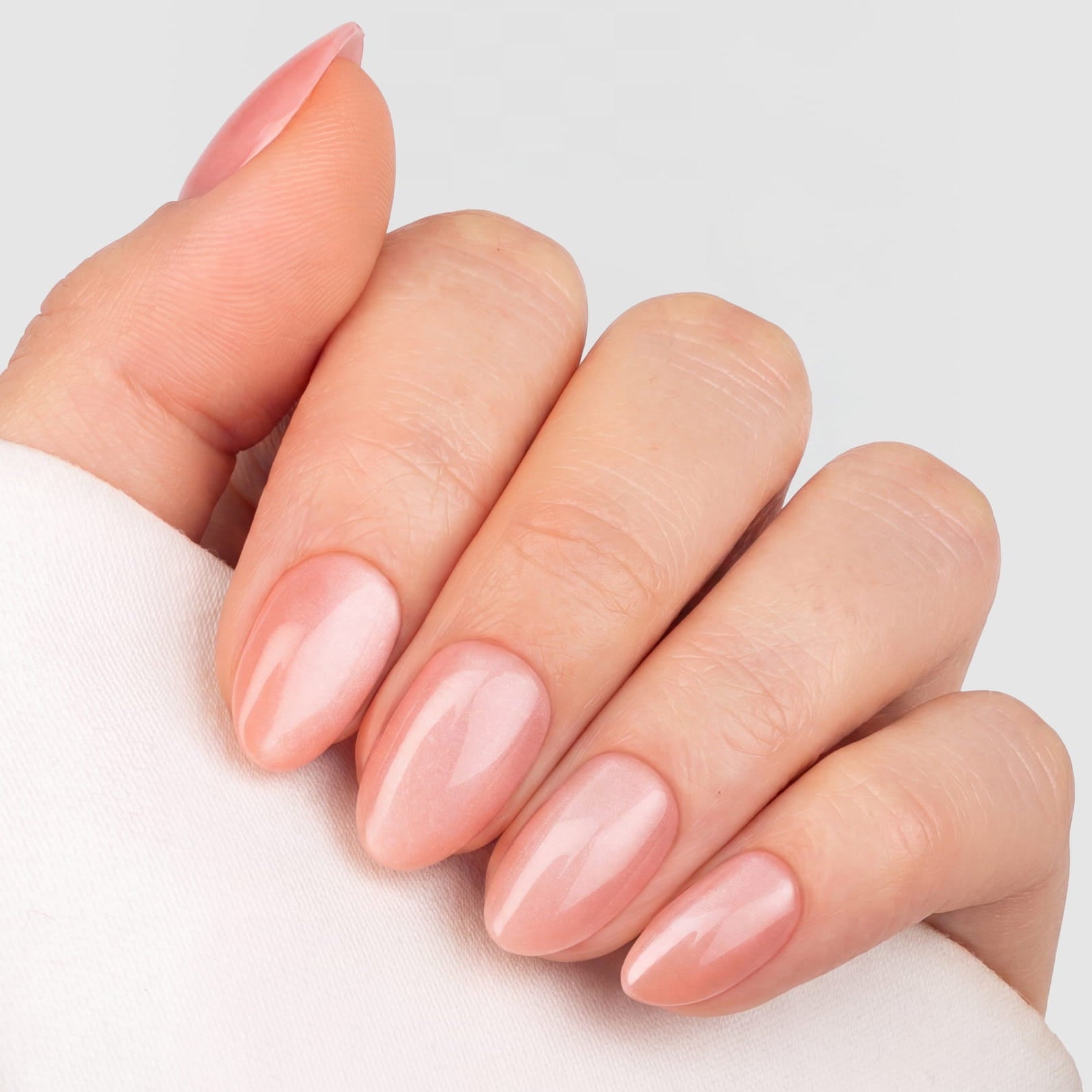 Nyhet! Cat Eye Strawberry Almond Short är en kort press-on i vår populära almond short-form, där vår bästsäljare Strawberry Cat Eye nu finns i en mer lättburen och naturlig längd.