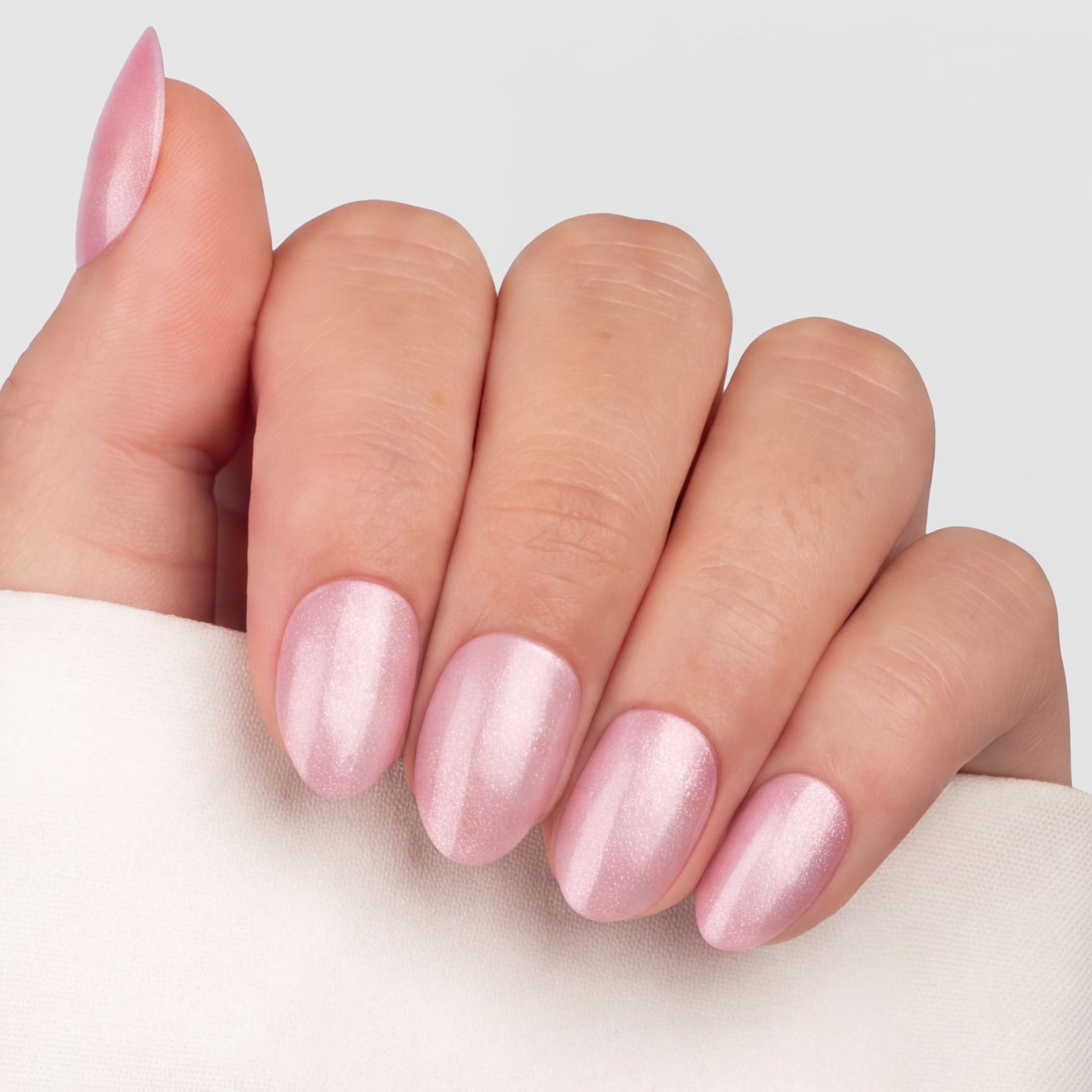 Cat Eye Crystal Pink Almond Short är en kort press-on i vår populära almond short-form, med en kall rosa nyans och ett intensivt kristalliknande skimmer.