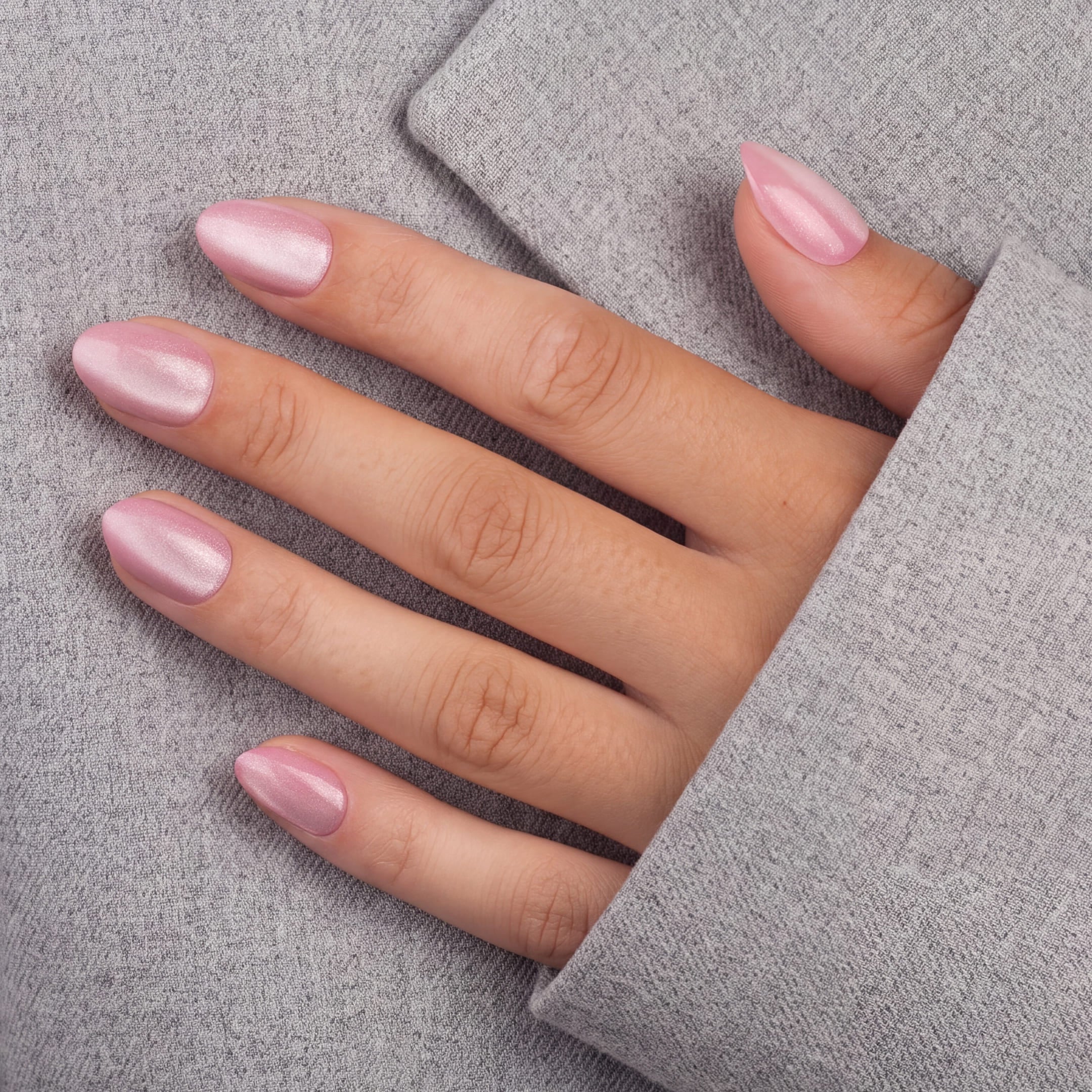 Cat Eye Crystal Pink Almond Short är en kort press-on i vår populära almond short-form, med en kall rosa nyans och ett intensivt kristalliknande skimmer.