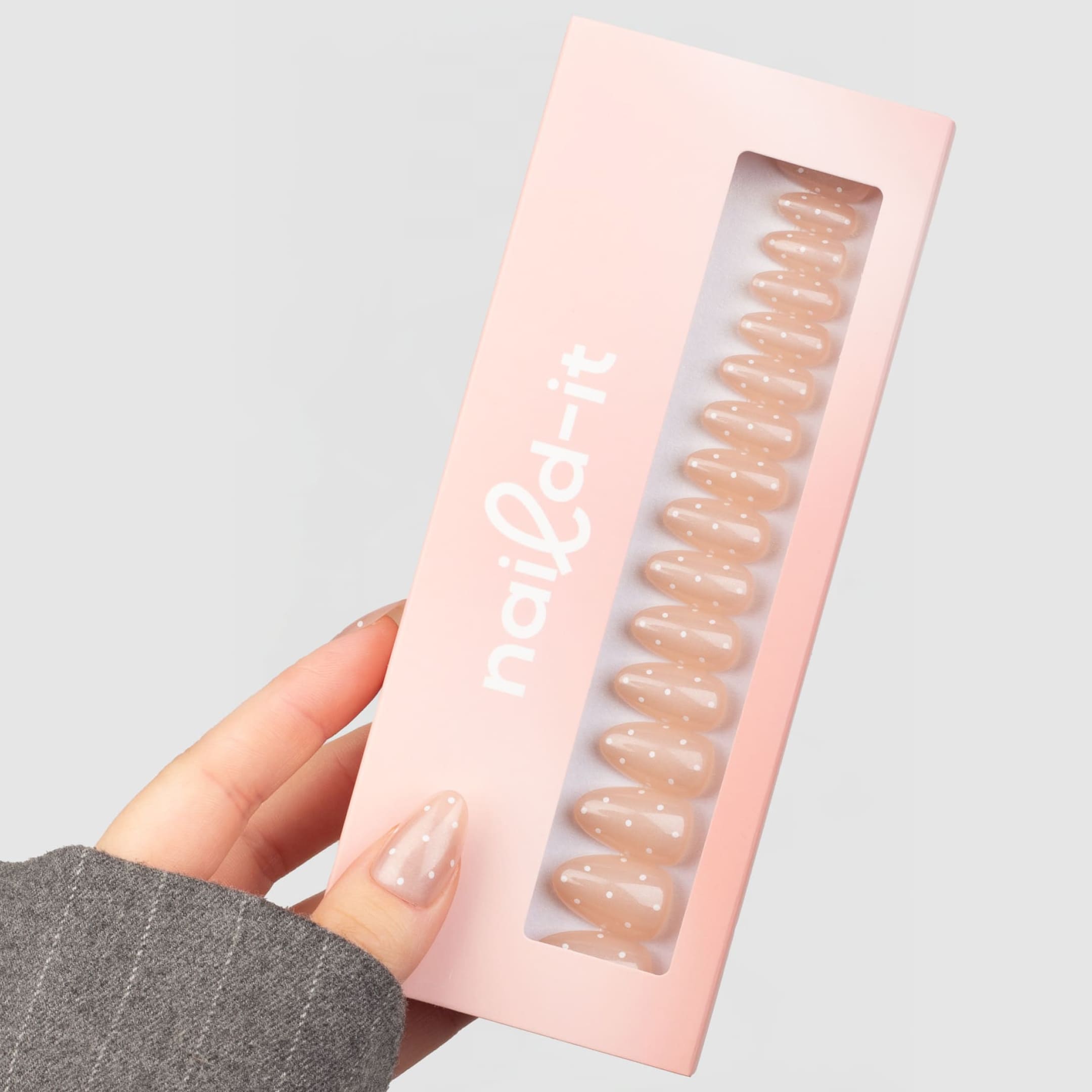 Champagne Bubbles Almond är vår jubileumsdesign för att fira att Naild-it fyller 1 år. En mjuk champagne-nude med vita polkadots i klassisk almond-form.