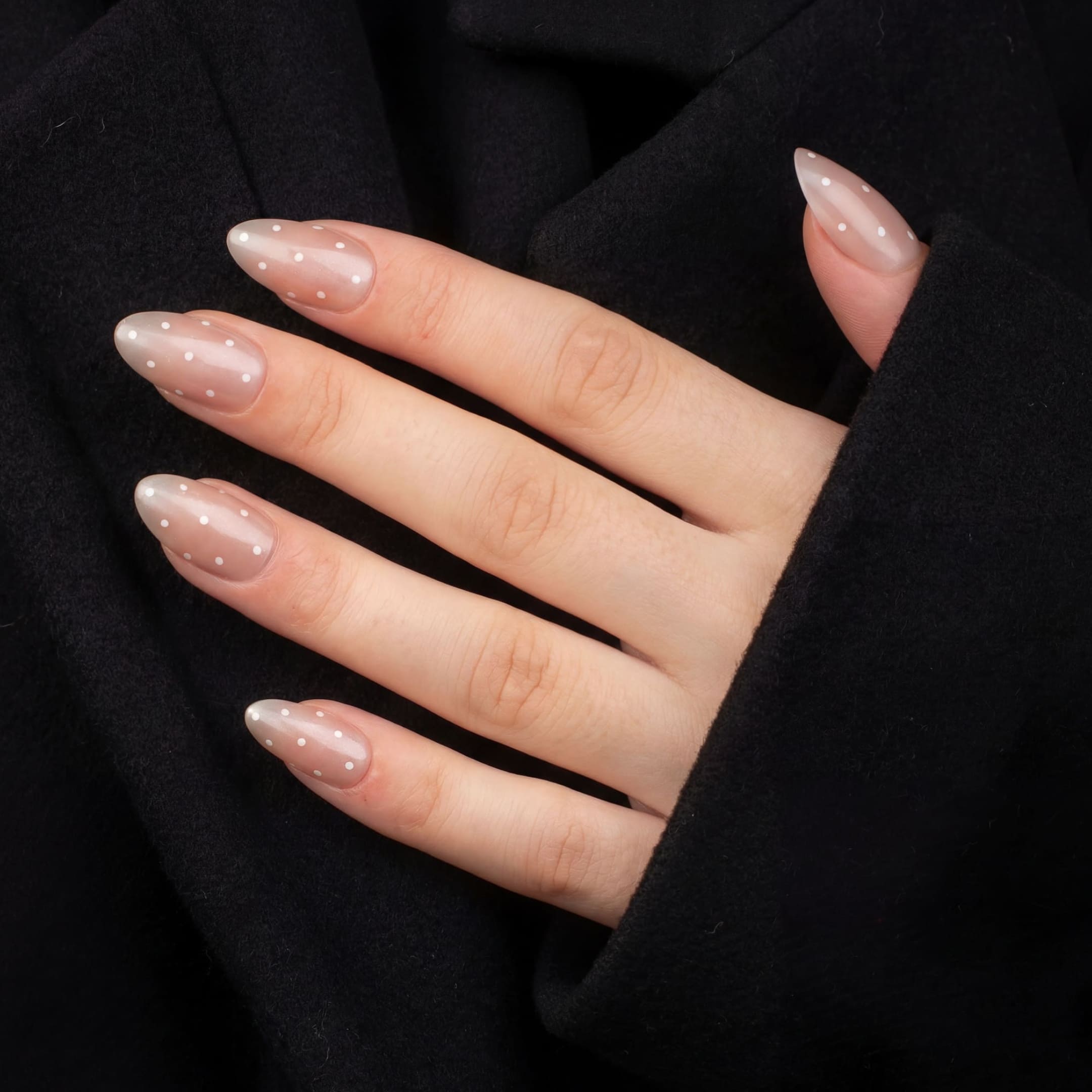 Champagne Bubbles Almond är vår jubileumsdesign för att fira att Naild-it fyller 1 år. En mjuk champagne-nude med vita polkadots i klassisk almond-form.