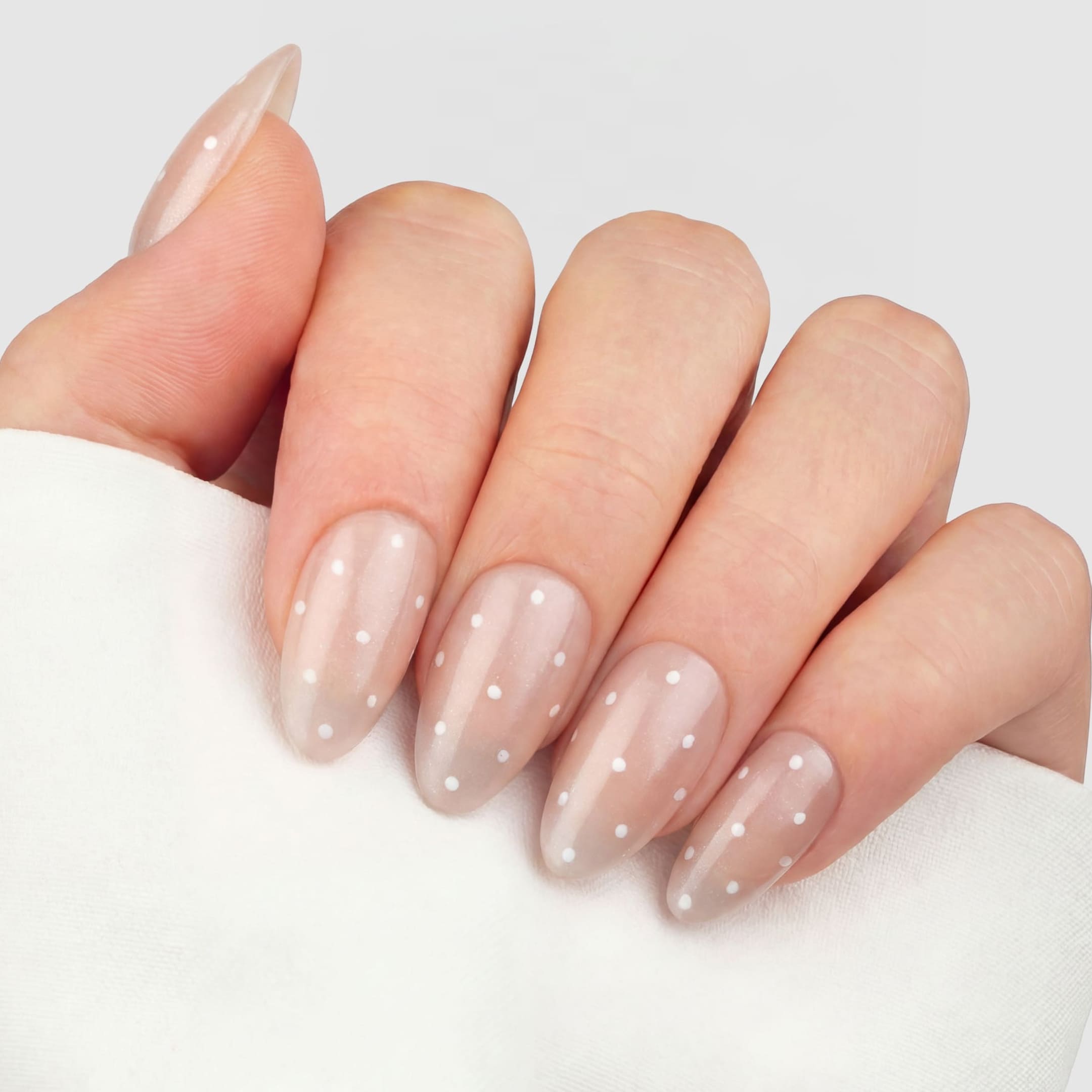 Champagne Bubbles Almond är vår jubileumsdesign för att fira att Naild-it fyller 1 år. En mjuk champagne-nude med vita polkadots i klassisk almond-form.