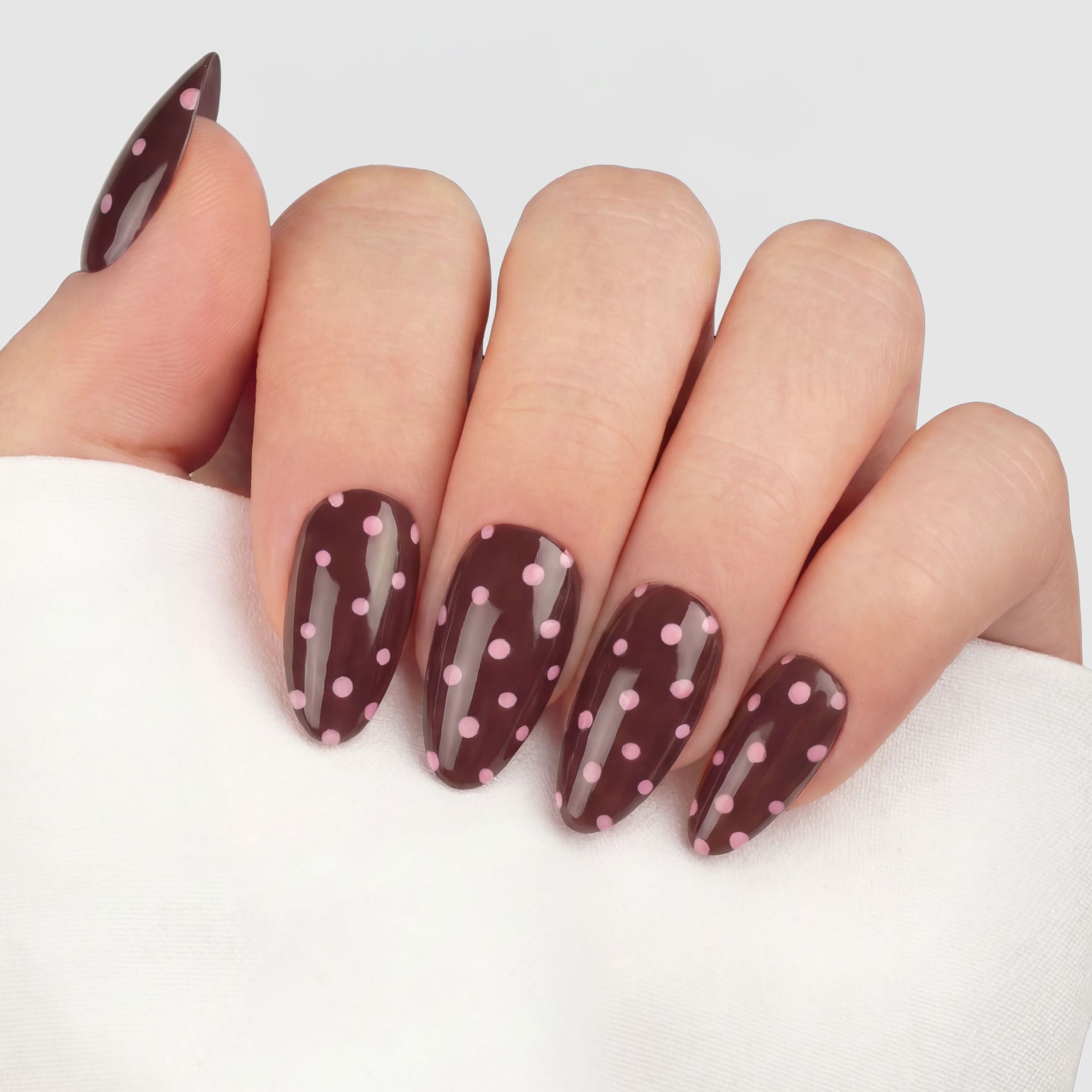 Coco Polka Almond press-on lösnaglar i almondform med varm brun nyans och rosa prickar