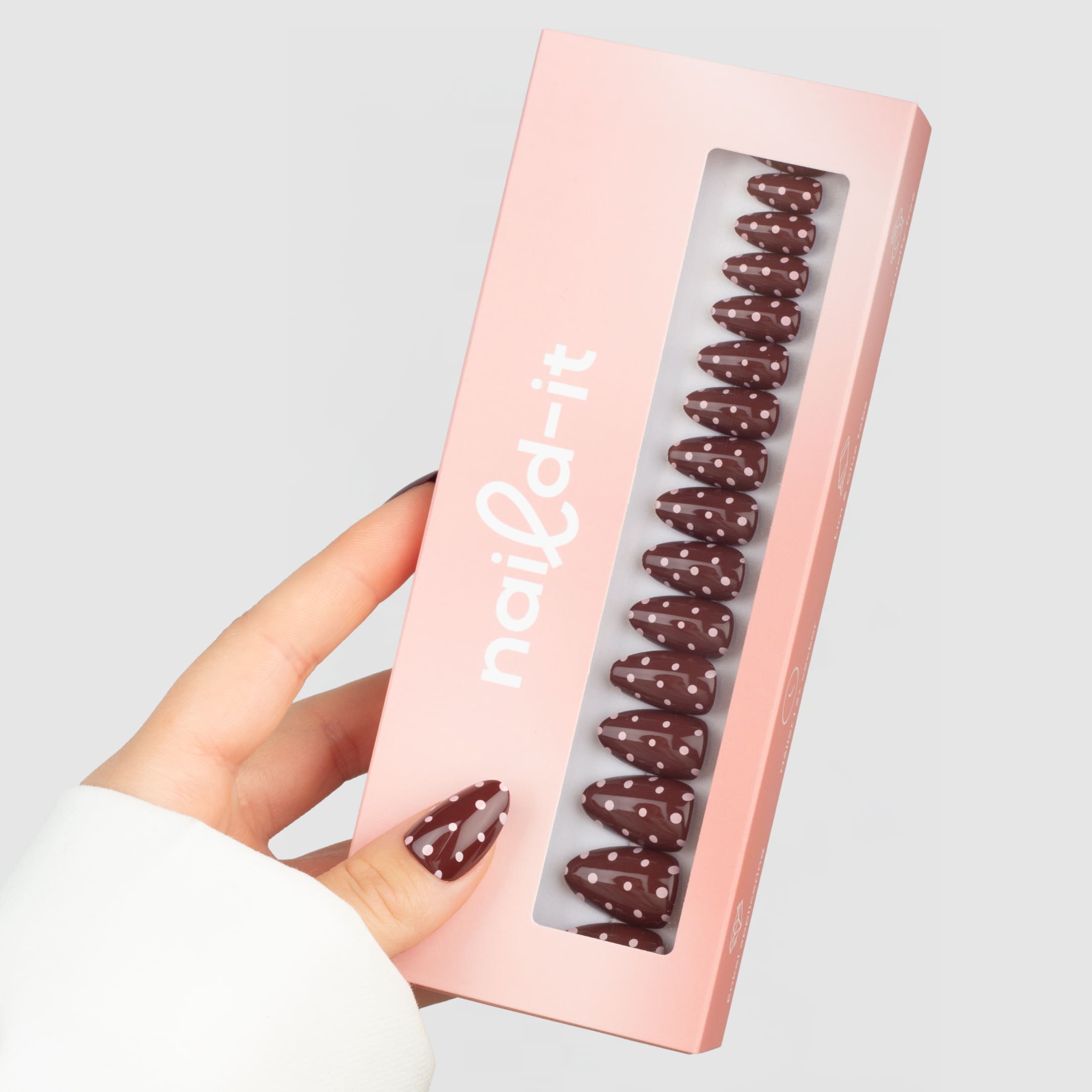 Coco Polka Almond press-on lösnaglar i almondform med varm brun nyans och rosa prickar