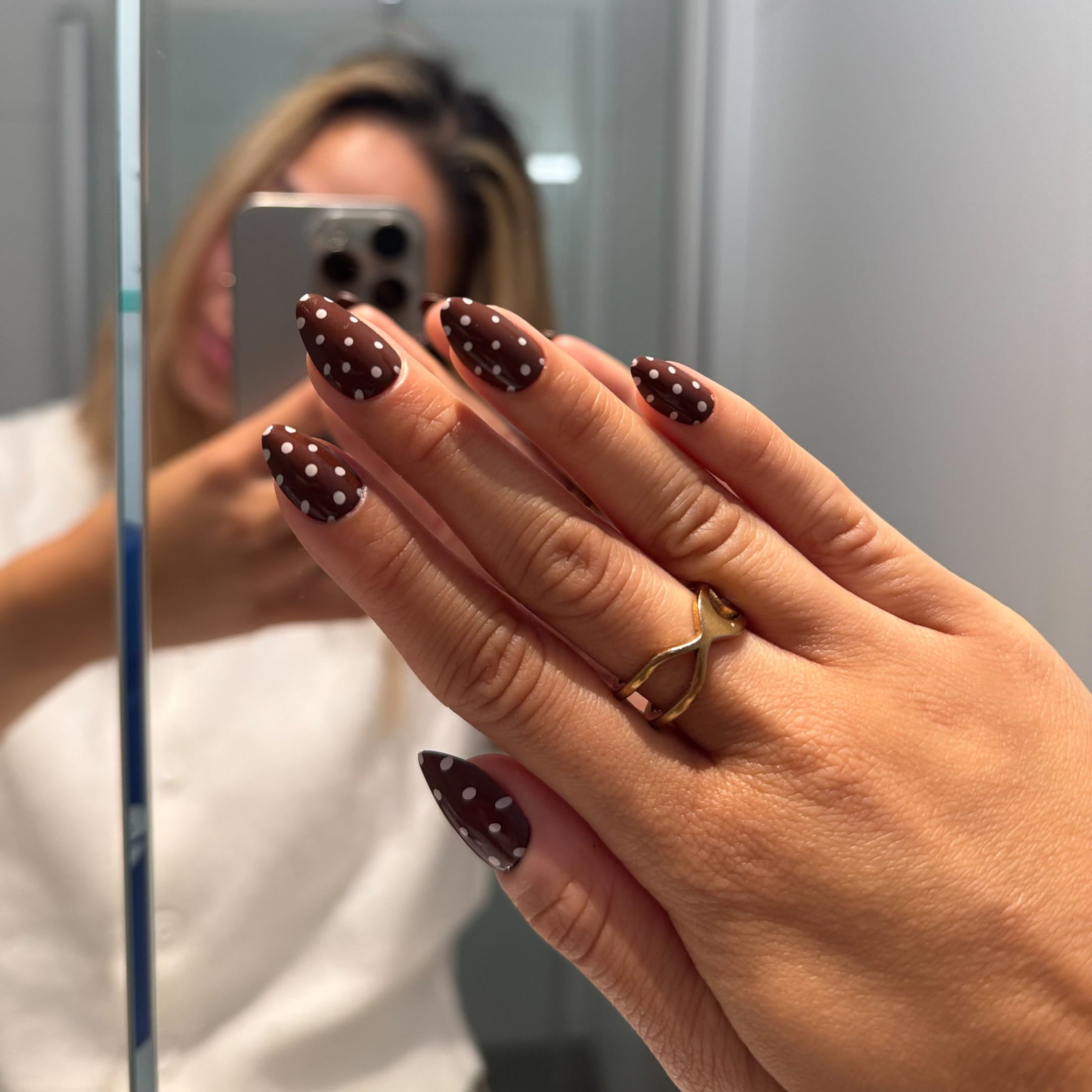 Coco Polka Almond press-on lösnaglar i almondform med varm brun nyans och rosa prickar