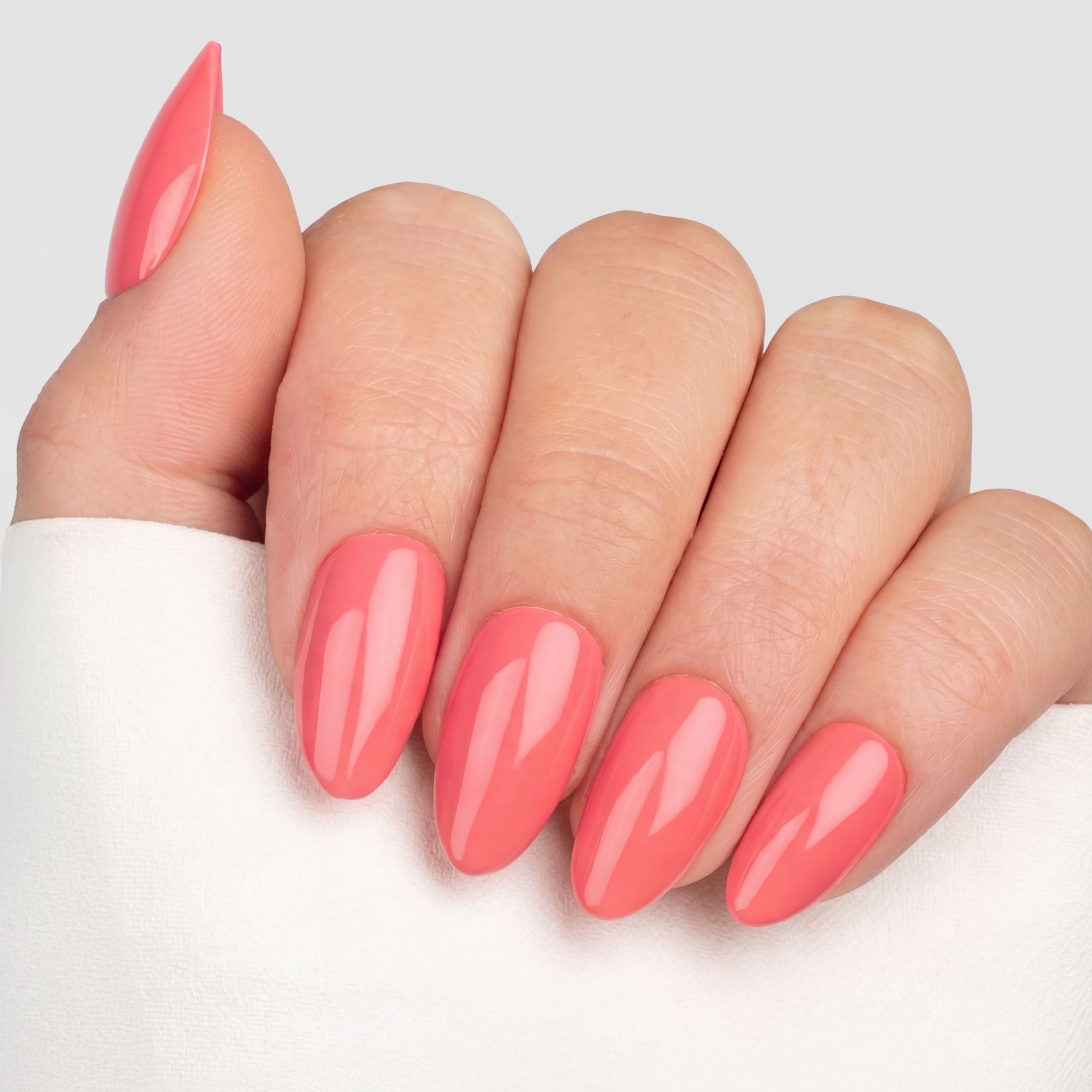 Coral Delight Almond är press-on naglar i en härlig korallnyans med högblank, gel-liknande finish.