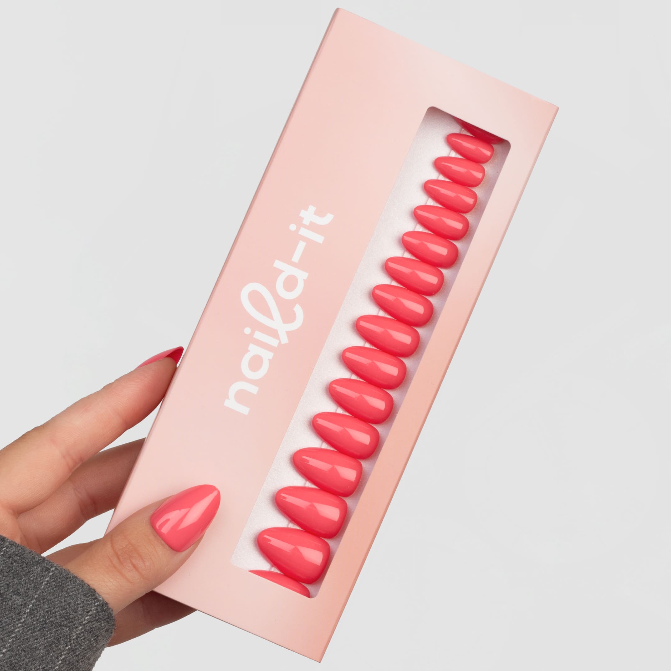 Coral Delight Almond är press-on naglar i en härlig korallnyans med högblank, gel-liknande finish.
