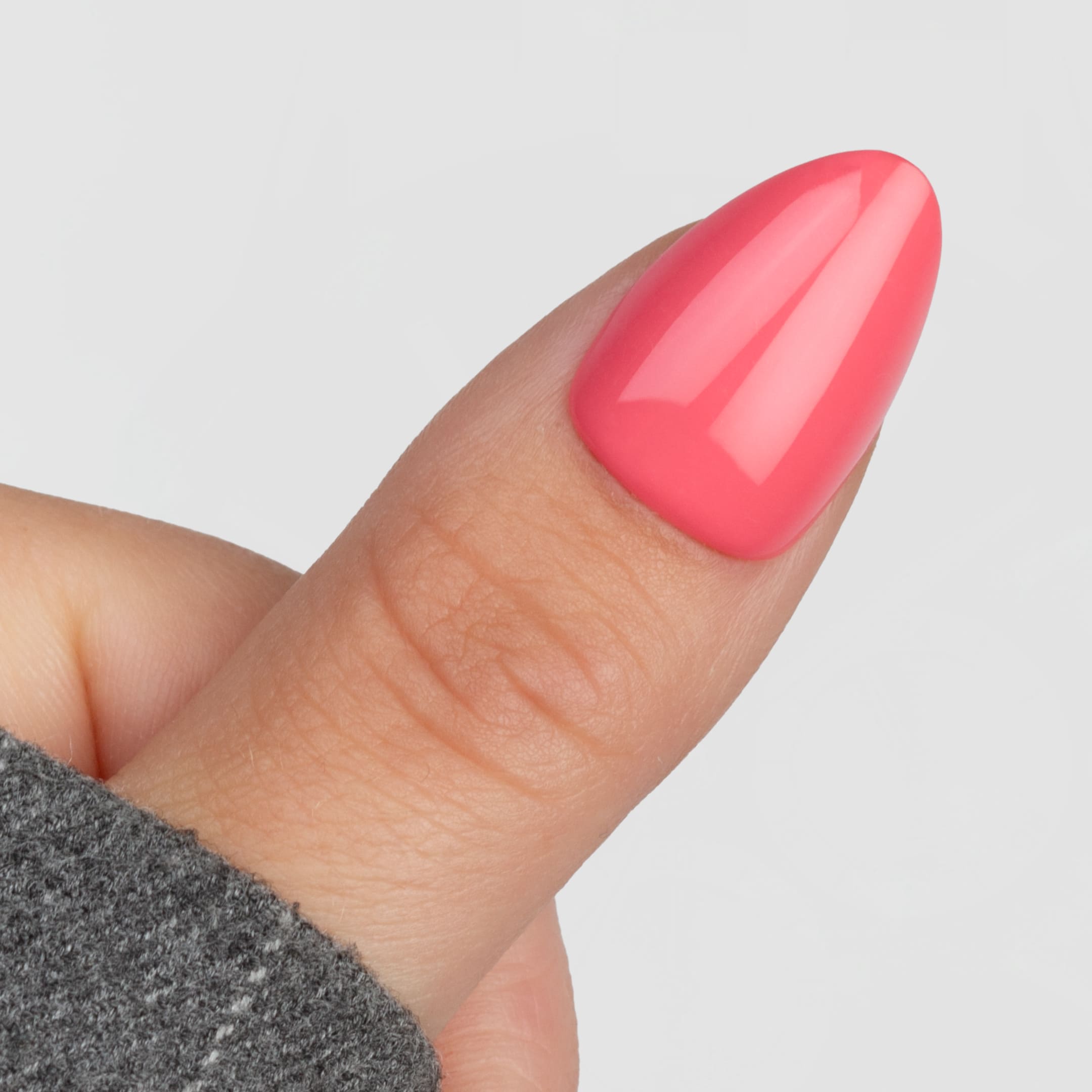 Coral Delight Almond är press-on naglar i en härlig korallnyans med högblank, gel-liknande finish.