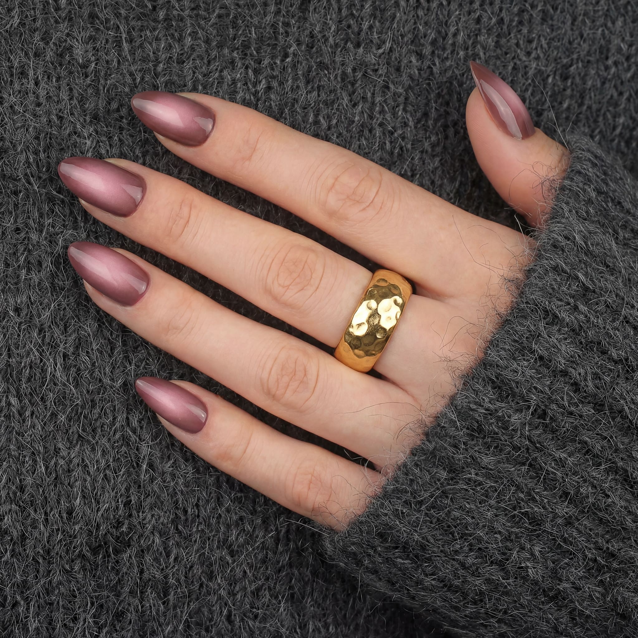 Cosmic Aura Almond press-on lösnaglar i almondform med mjuk aura-effekt och skimrande finish