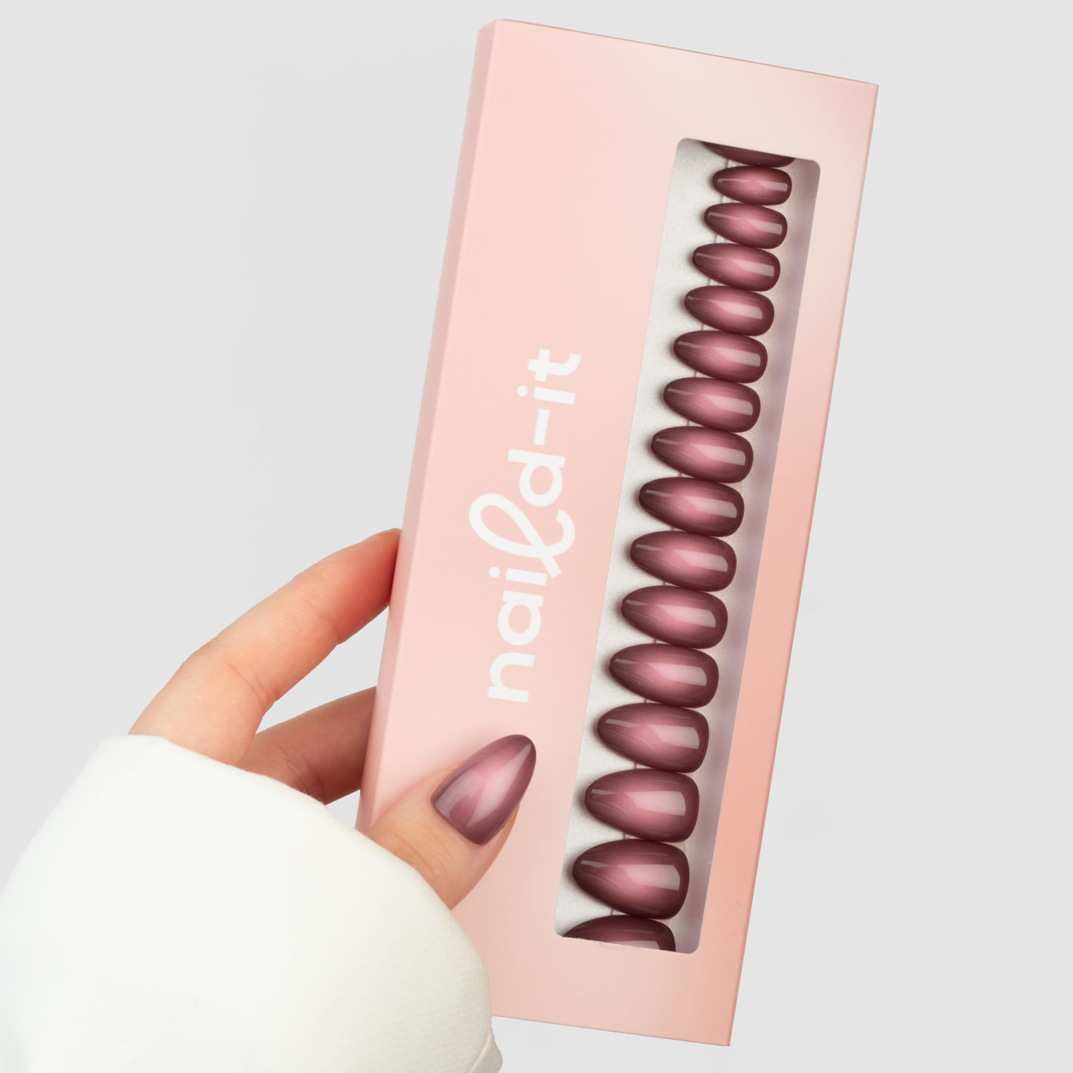 Cosmic Aura Almond press-on lösnaglar i almondform med mjuk aura-effekt och skimrande finish