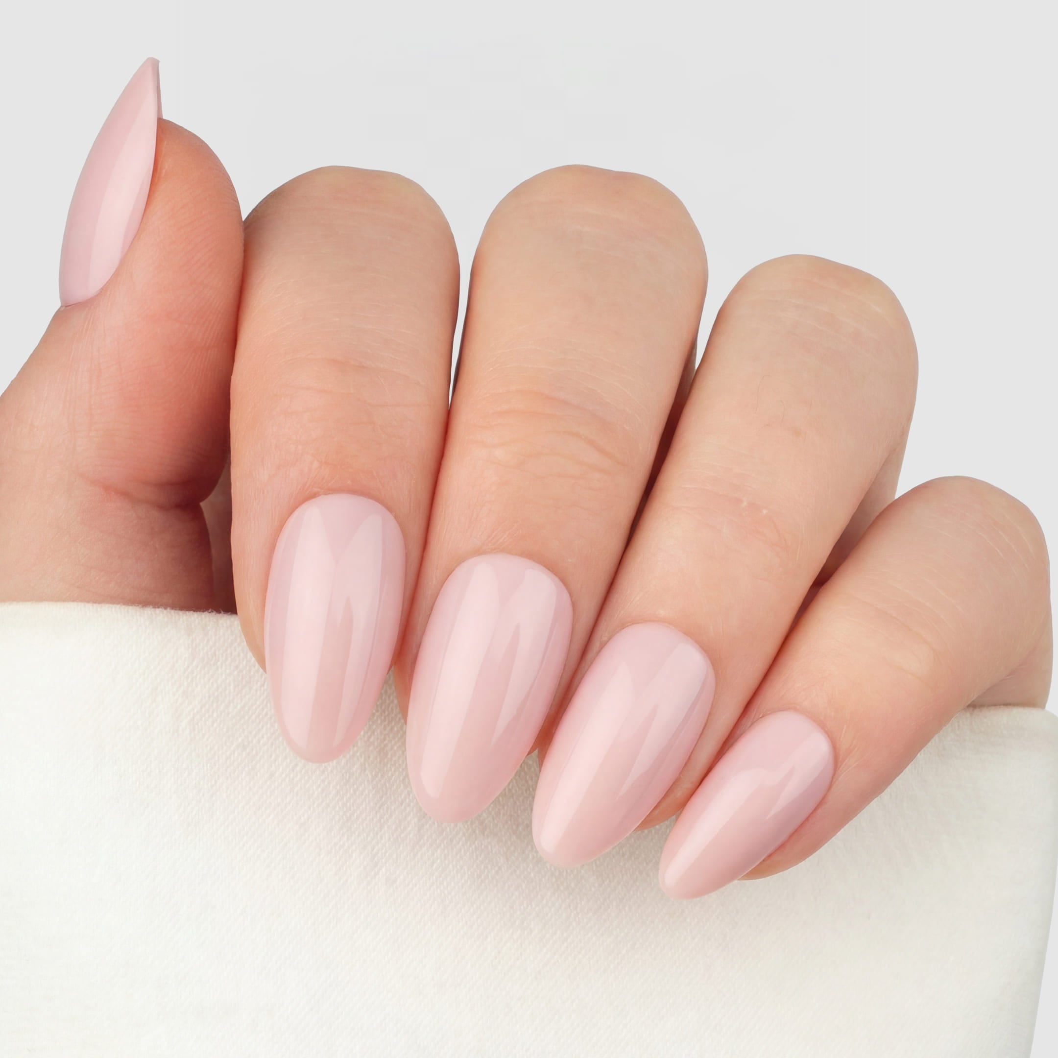 Darling Pink Almond är mjuka puderrosa press-ons i vår eleganta almondform.