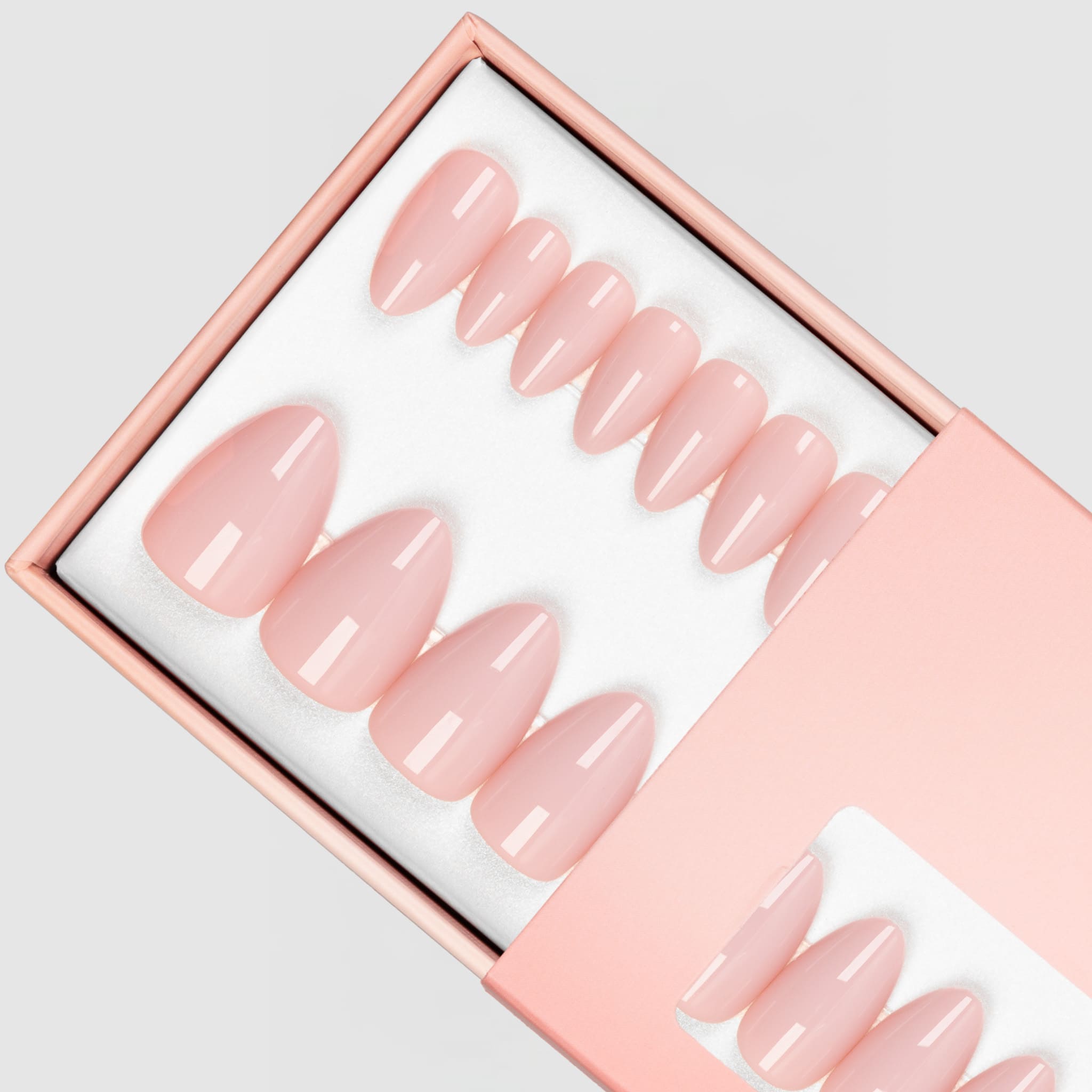 Darling Pink Almond är mjuka puderrosa press-ons i vår eleganta almondform.