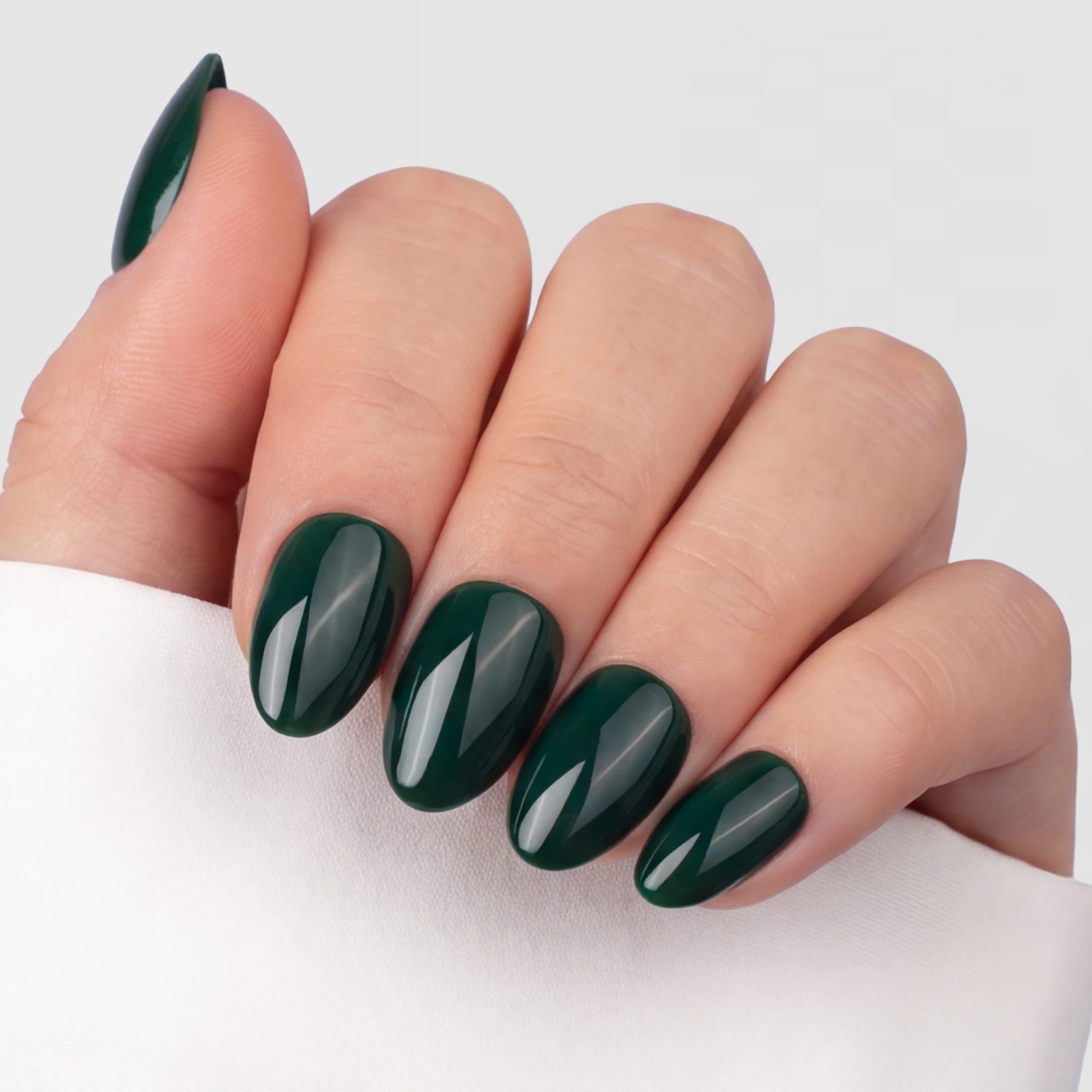 Emerald Almond Short är press-ons i vår populära almond short-form, i en djup smaragdgrön nyans.