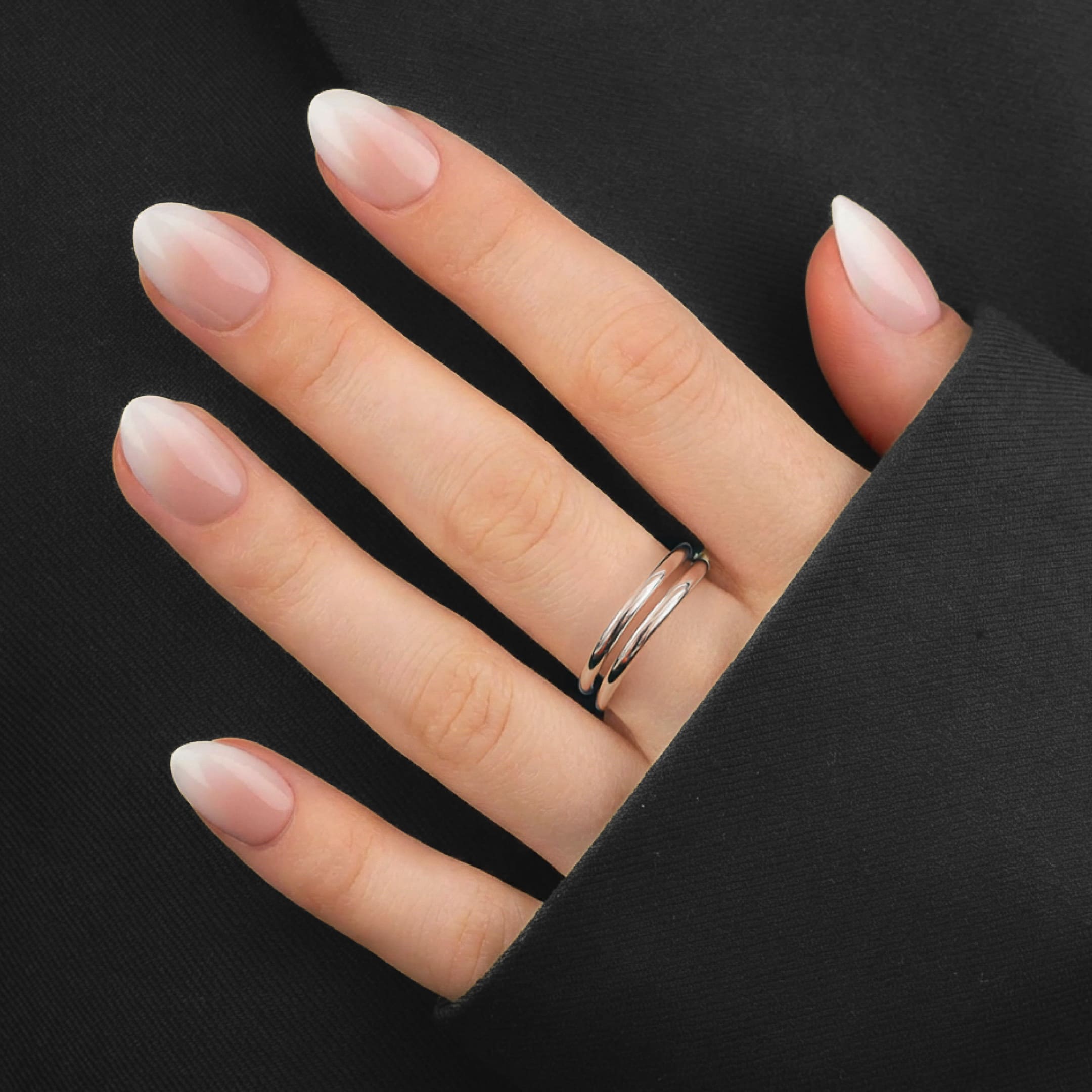 French Ombre Almond Short press-on lösnaglar i kort almondform med mjuk ombre-effekt från nude till vitt