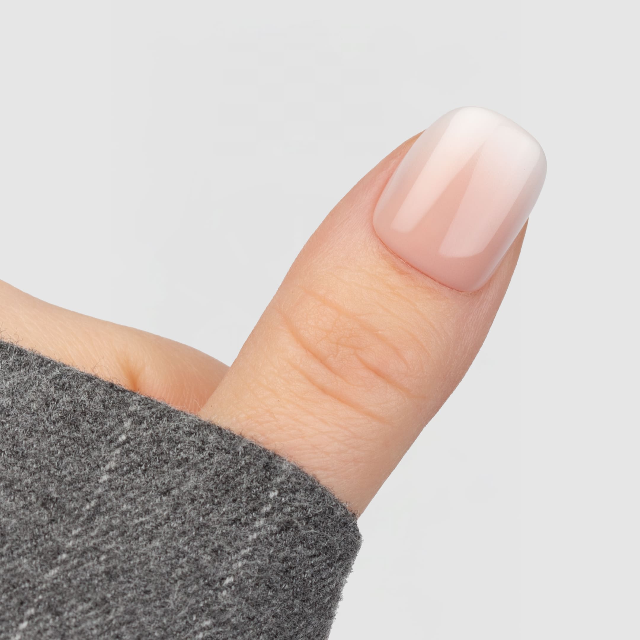 French Ombre Squoval Short är press-on naglar i en kort squoval-form – en perfekt balans mellan square och oval med mjukt rundade hörn.