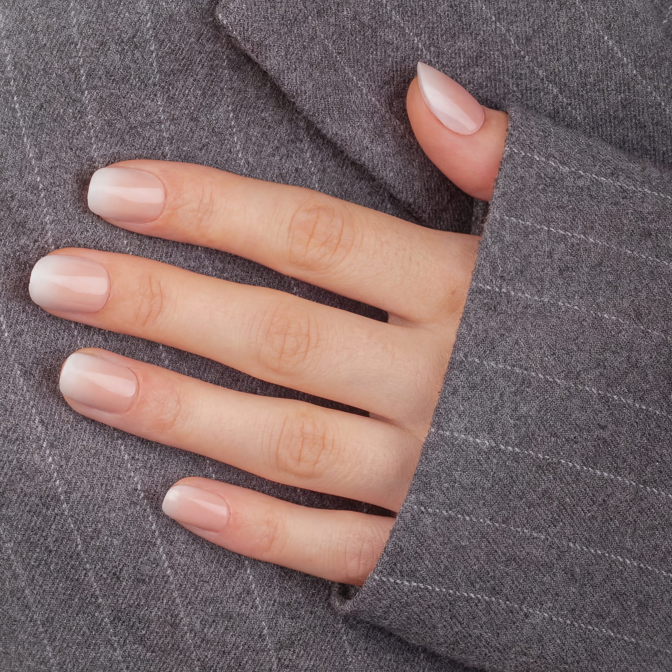 French Ombre Squoval Short är press-on naglar i en kort squoval-form – en perfekt balans mellan square och oval med mjukt rundade hörn.