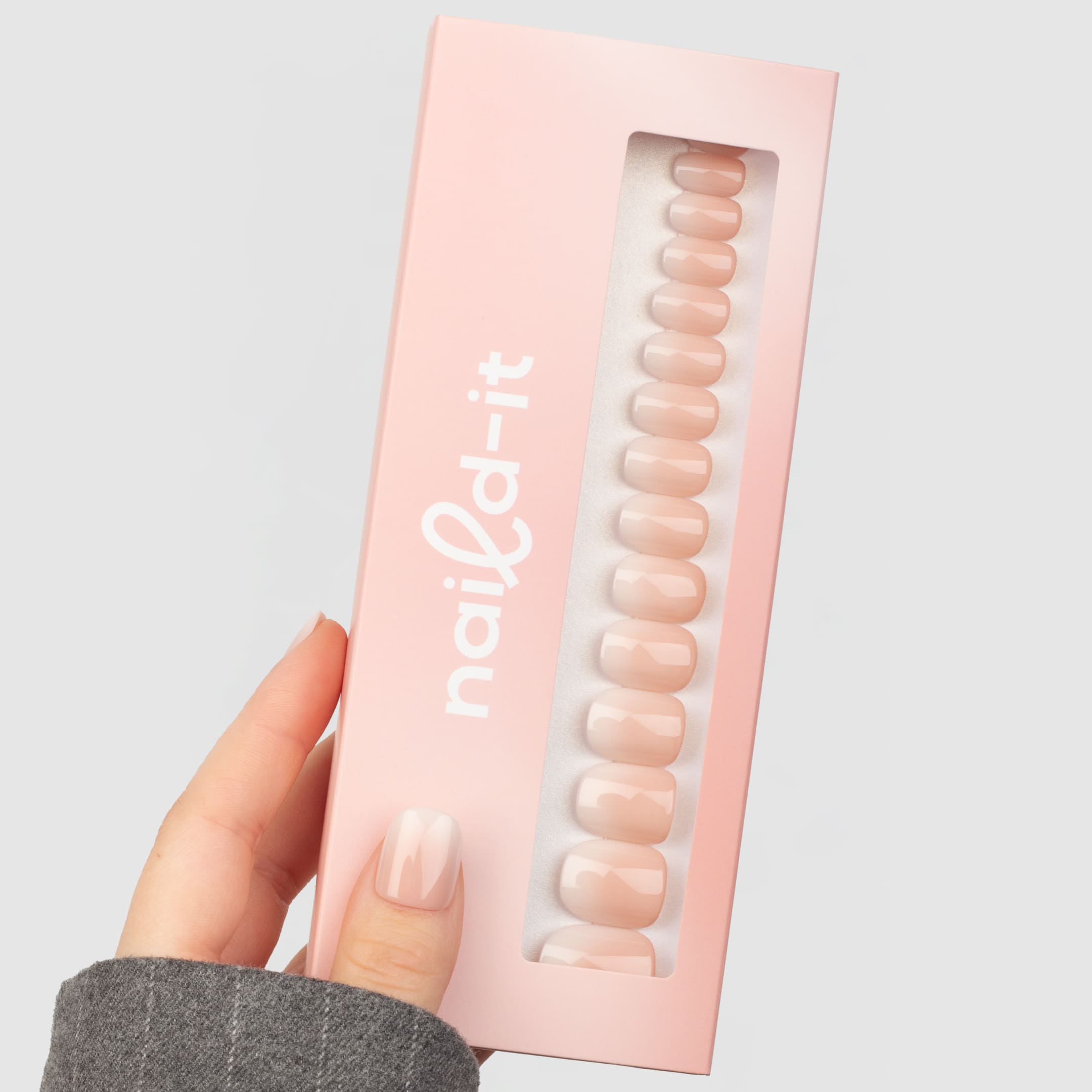 French Ombre Squoval Short är press-on naglar i en kort squoval-form – en perfekt balans mellan square och oval med mjukt rundade hörn.