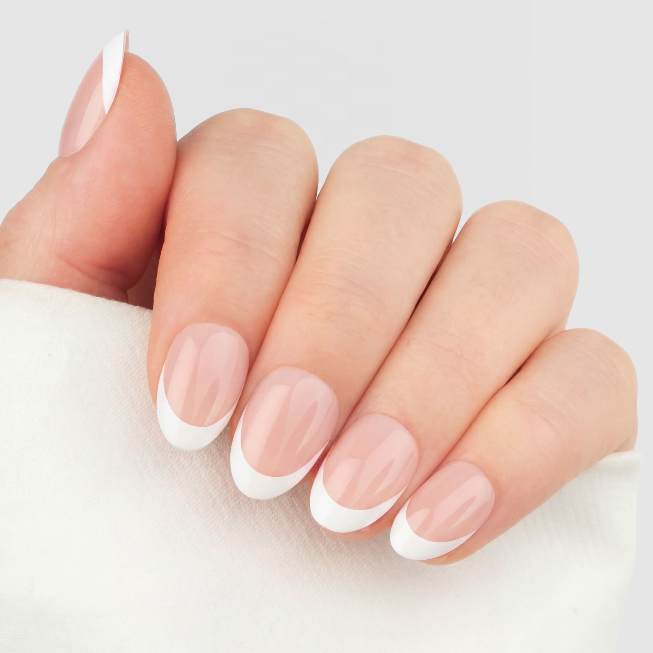 French Tip Almond Short press-on lösnaglar i kort almondform med vit fransk tipp och naturlig bas