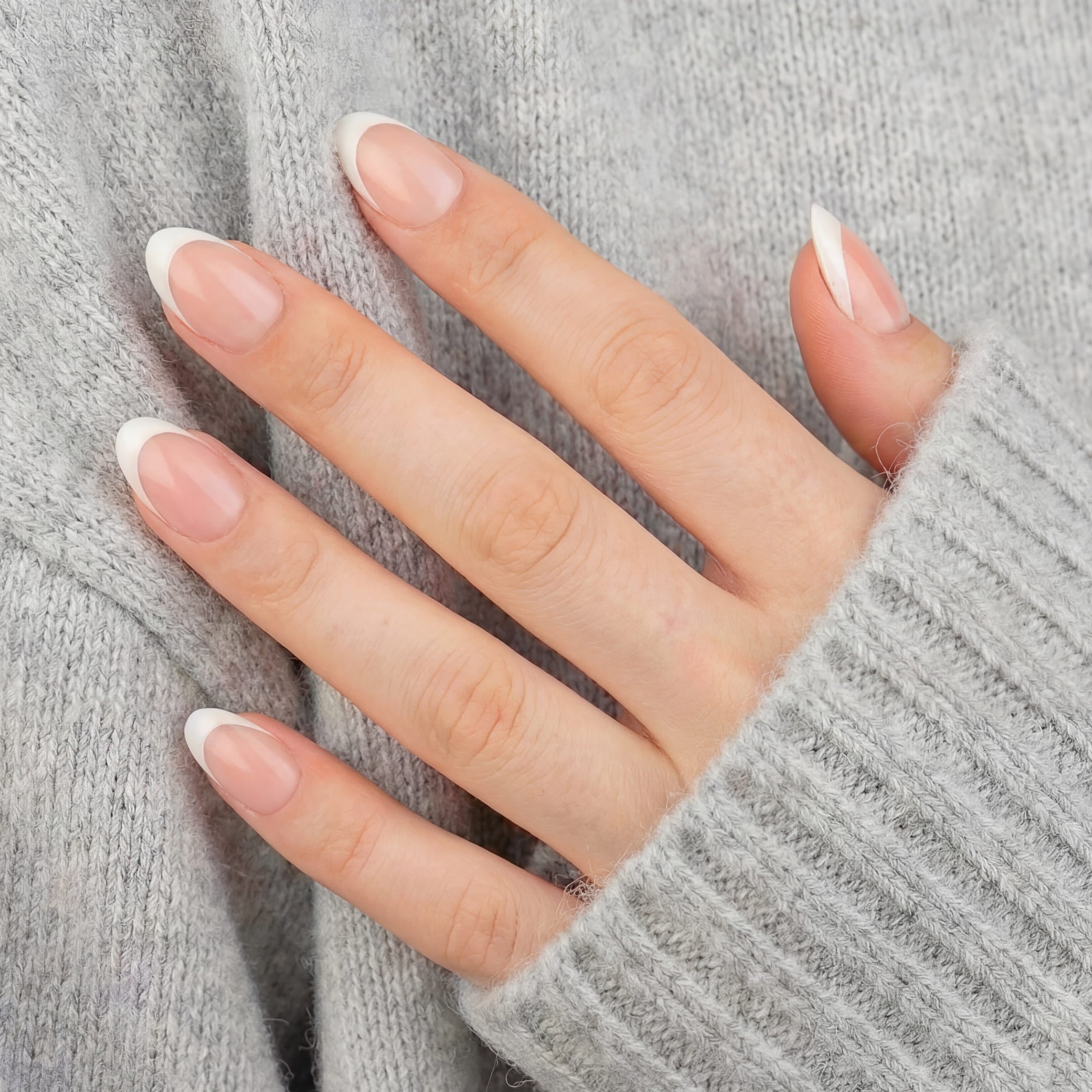 French Tip Almond Short press-on lösnaglar i kort almondform med vit fransk tipp och naturlig bas