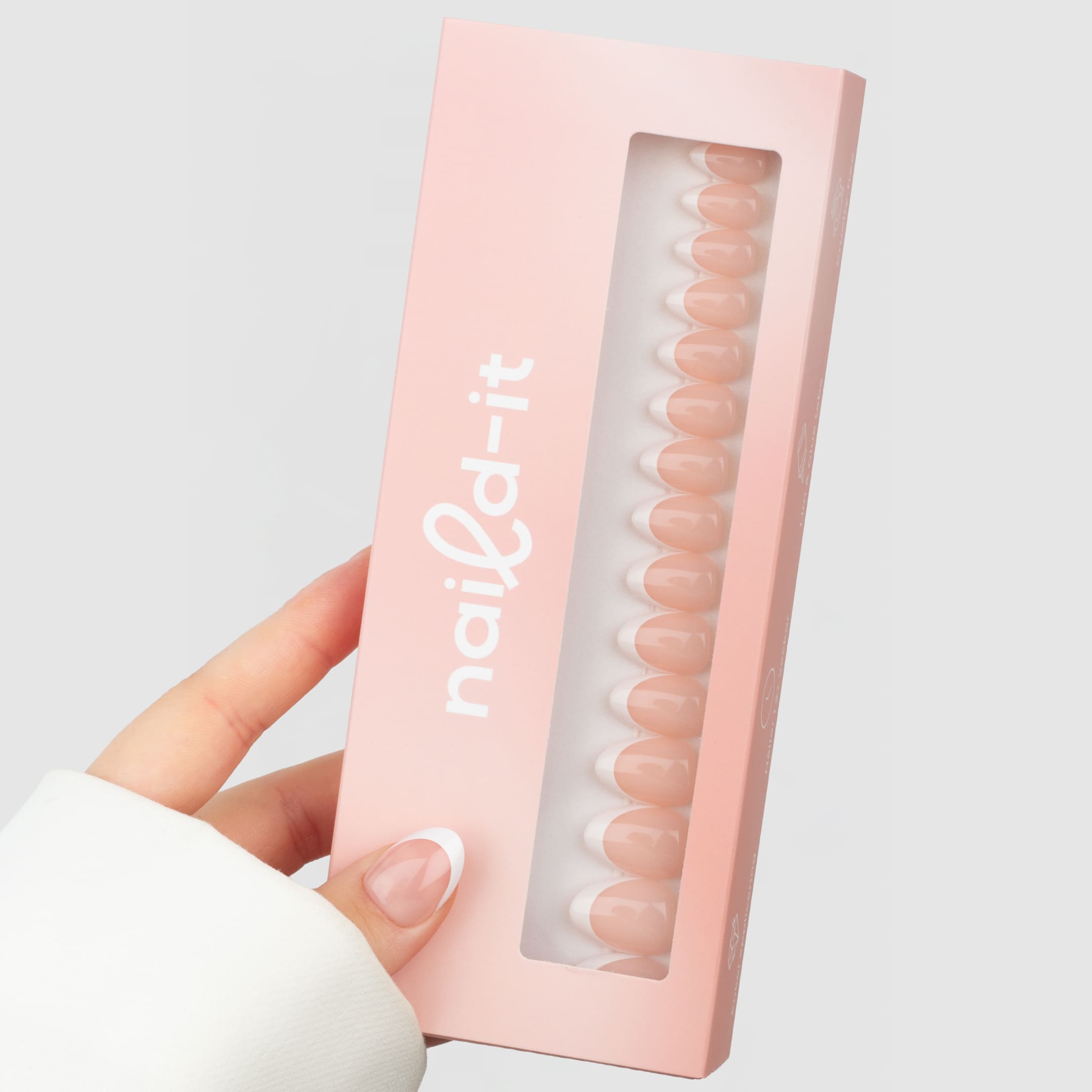 French Tip Almond Short press-on lösnaglar i kort almondform med vit fransk tipp och naturlig bas