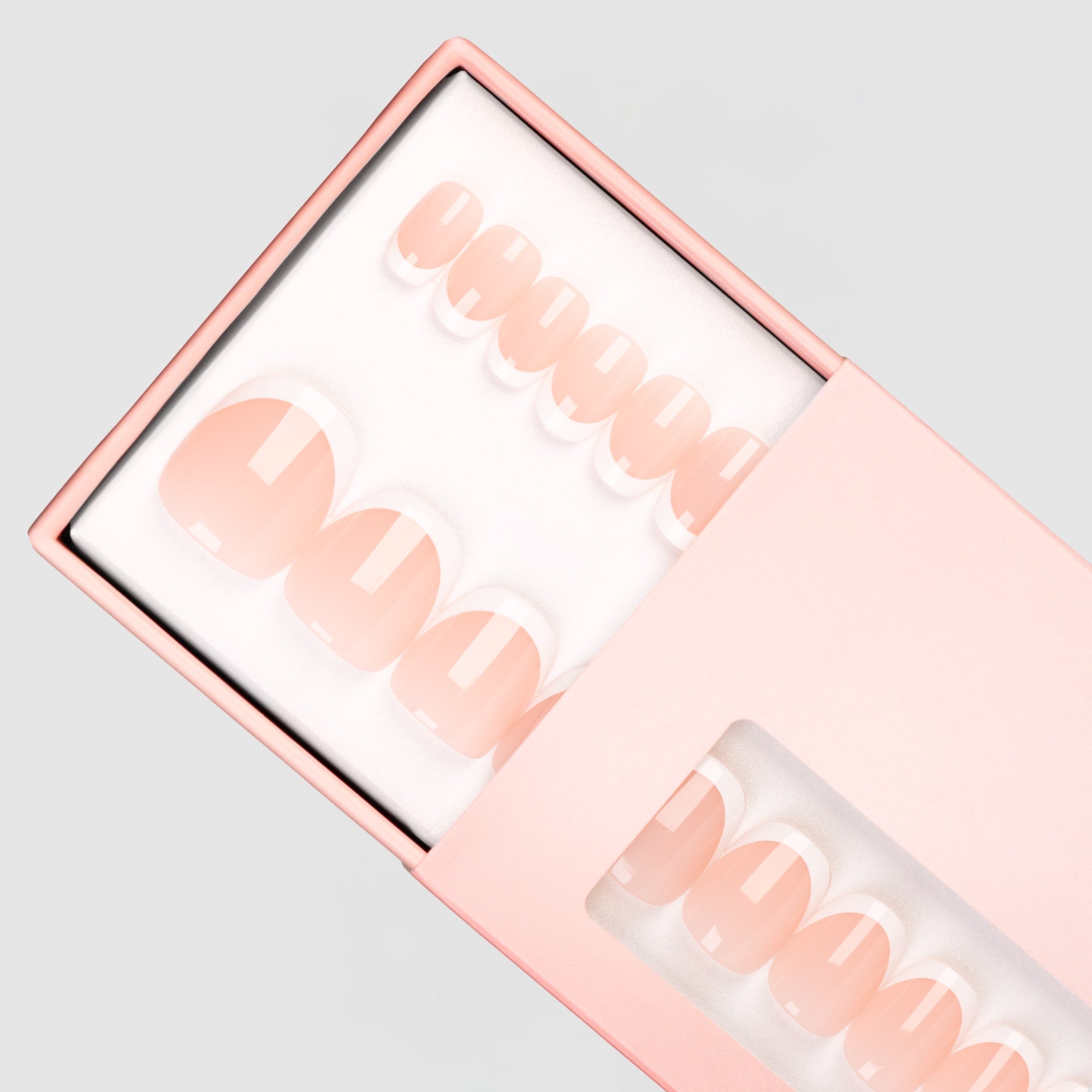 French Tip Squoval Short press-on lösnaglar i kort squovalform med vit fransk tipp och naturlig bas